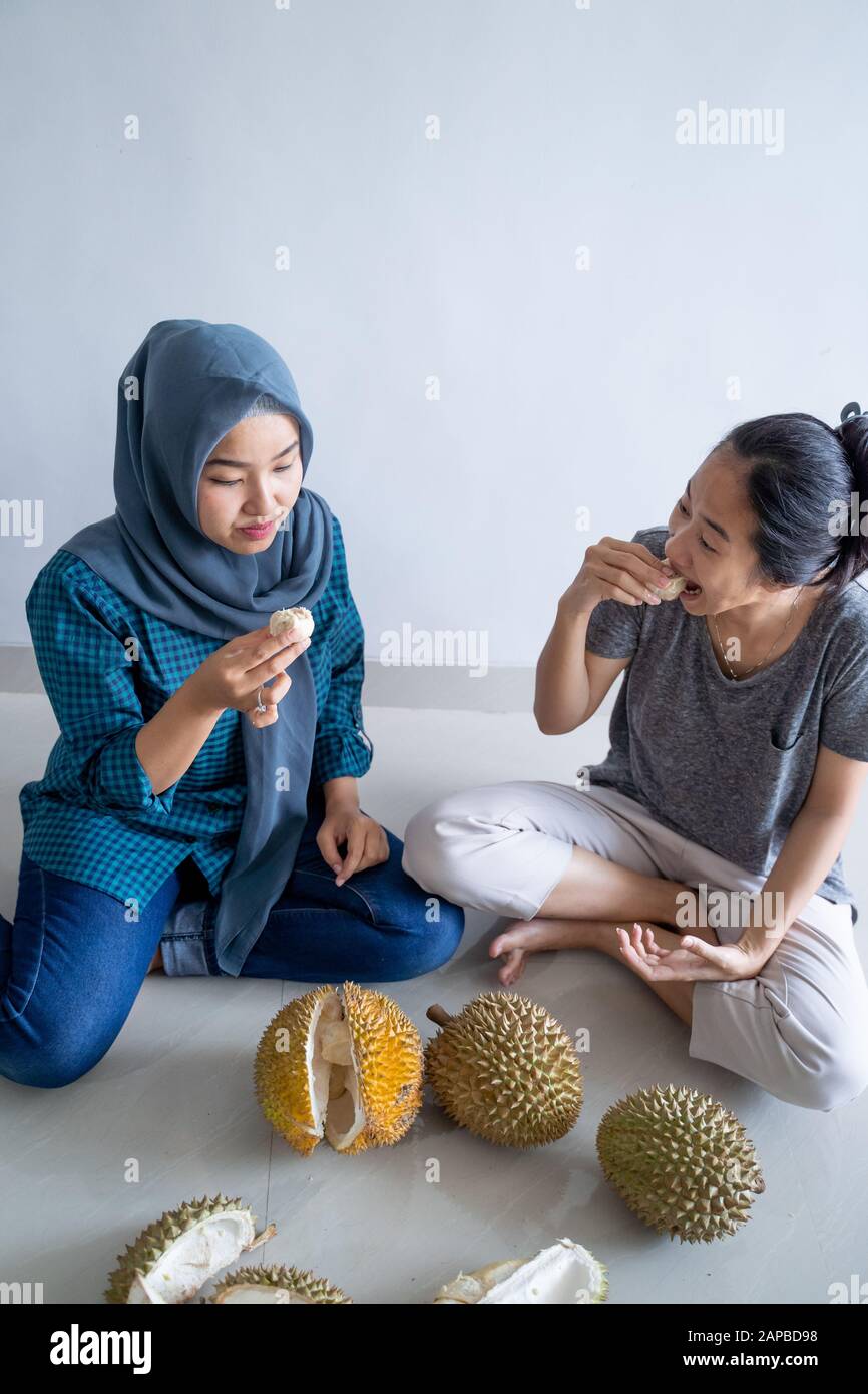 amico musulmano che mangia frutta dura Foto Stock