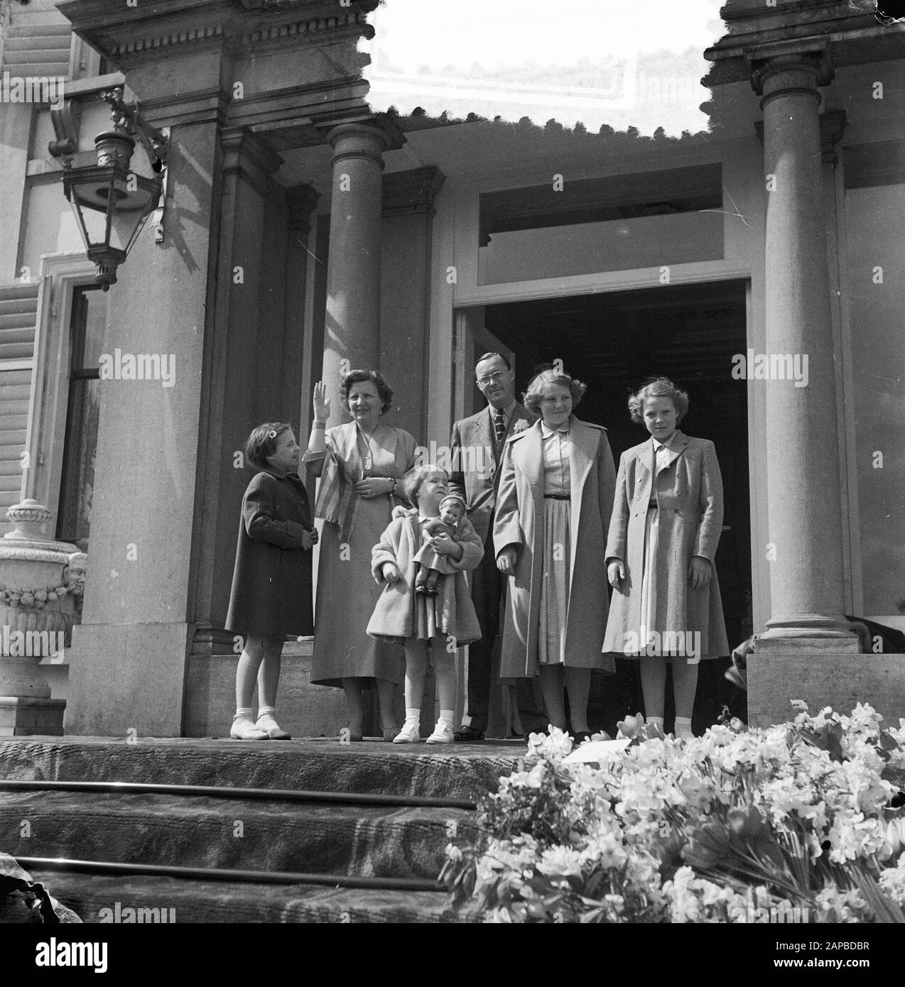 Archivio dei fiori su Soestdijk. Famiglia reale a bordo Data: 30 aprile 1953 luogo: Soestdijk, Utrecht Parole Chiave: Bloemendefiles, FAMIGLIE, bordessen Foto Stock
