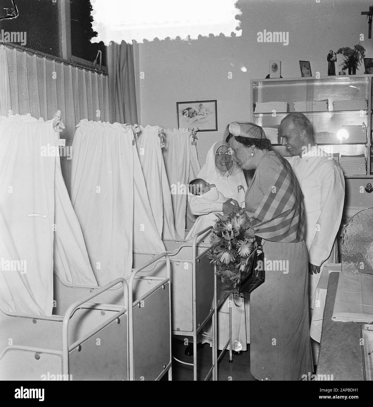 Visita H. M. a Saint Clarastichting (R. Ospedale Data: 3 Giugno 1953 Parole Chiave: Visite Nome personale: H. M., R. K. Hospital Foto Stock