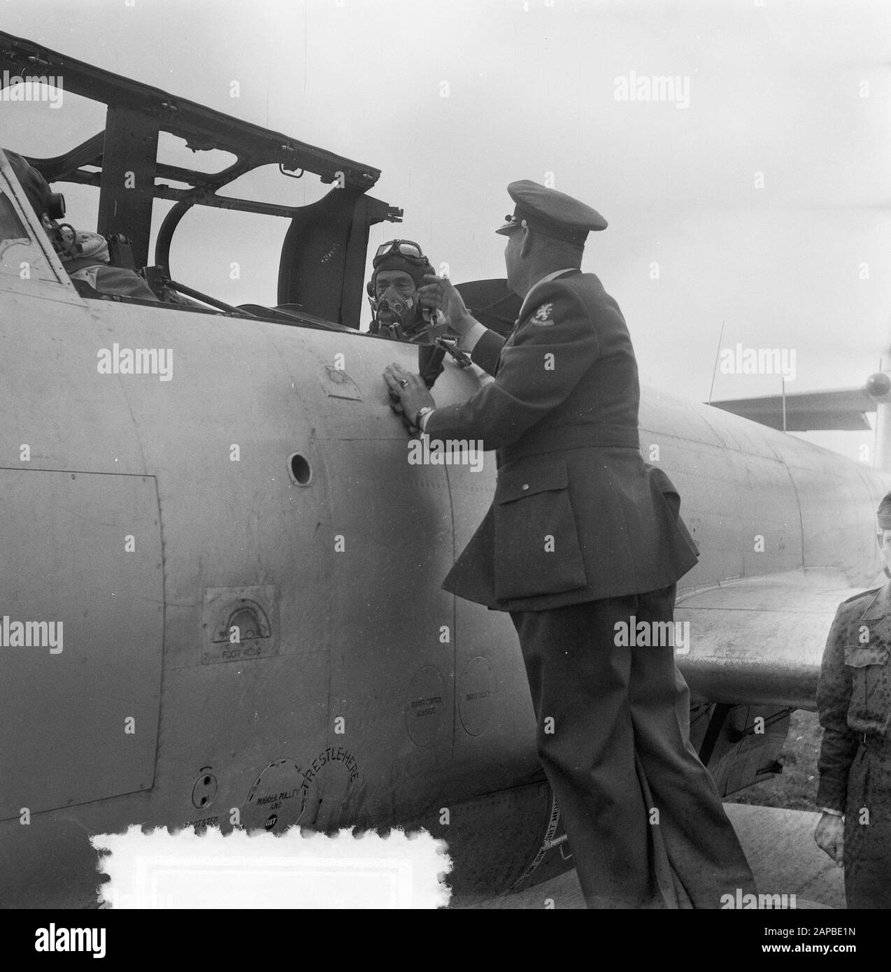 Comandante-trasferimento tenente generale Aler al tenente generale Anton Baretta Data: 1 ottobre 1953 Località: Soesterberg base aerea Parole Chiave: Aeronautica, aereo militare, ufficiali Nome personale: Aler, I.A., Baretta, A.. Foto Stock