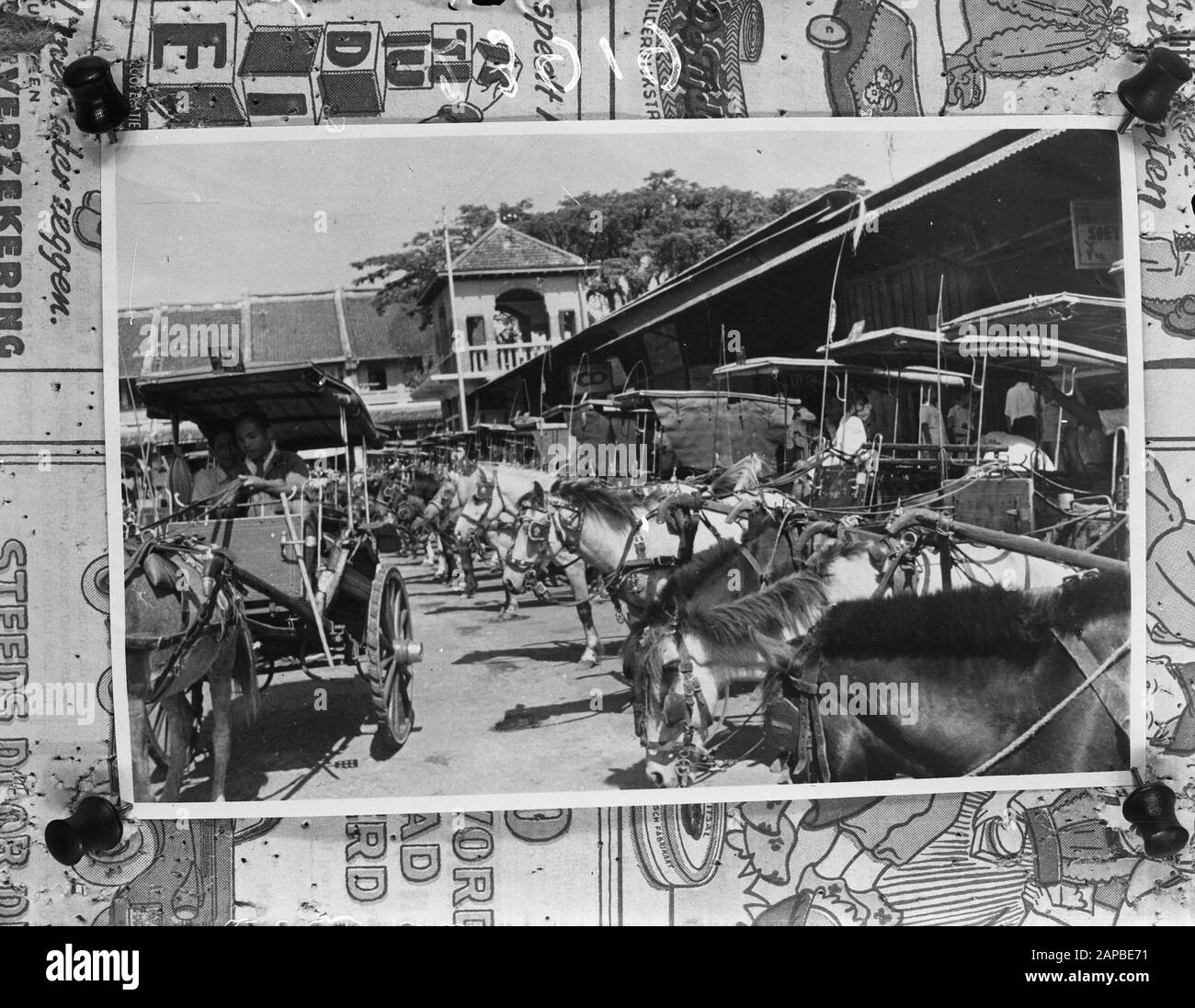 Cura esterna. Nelle aree liberate, la vita quotidiana ritorna normale. Sui passar c'è un vivace commercio dei prodotti dell'agricoltura e dell'industria nazionale. Il deleman - caratteristici veicoli indiani - sono in attesa in gran numero di trasportare acquirenti e commercianti [Deleman = Dokar] Annotazione: Repronegative. Vedi Dlc 5586 Data: Agosto 1947 Luogo: Bogor, Indonesia, Indie Orientali Olandesi Parole Chiave: Horse-And-Car Foto Stock