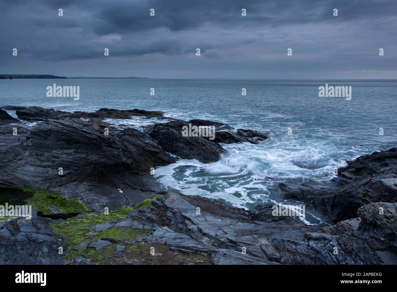Moody Skies sulle rive rocciose di Boobys Bay Cornwall Regno Unito Foto Stock