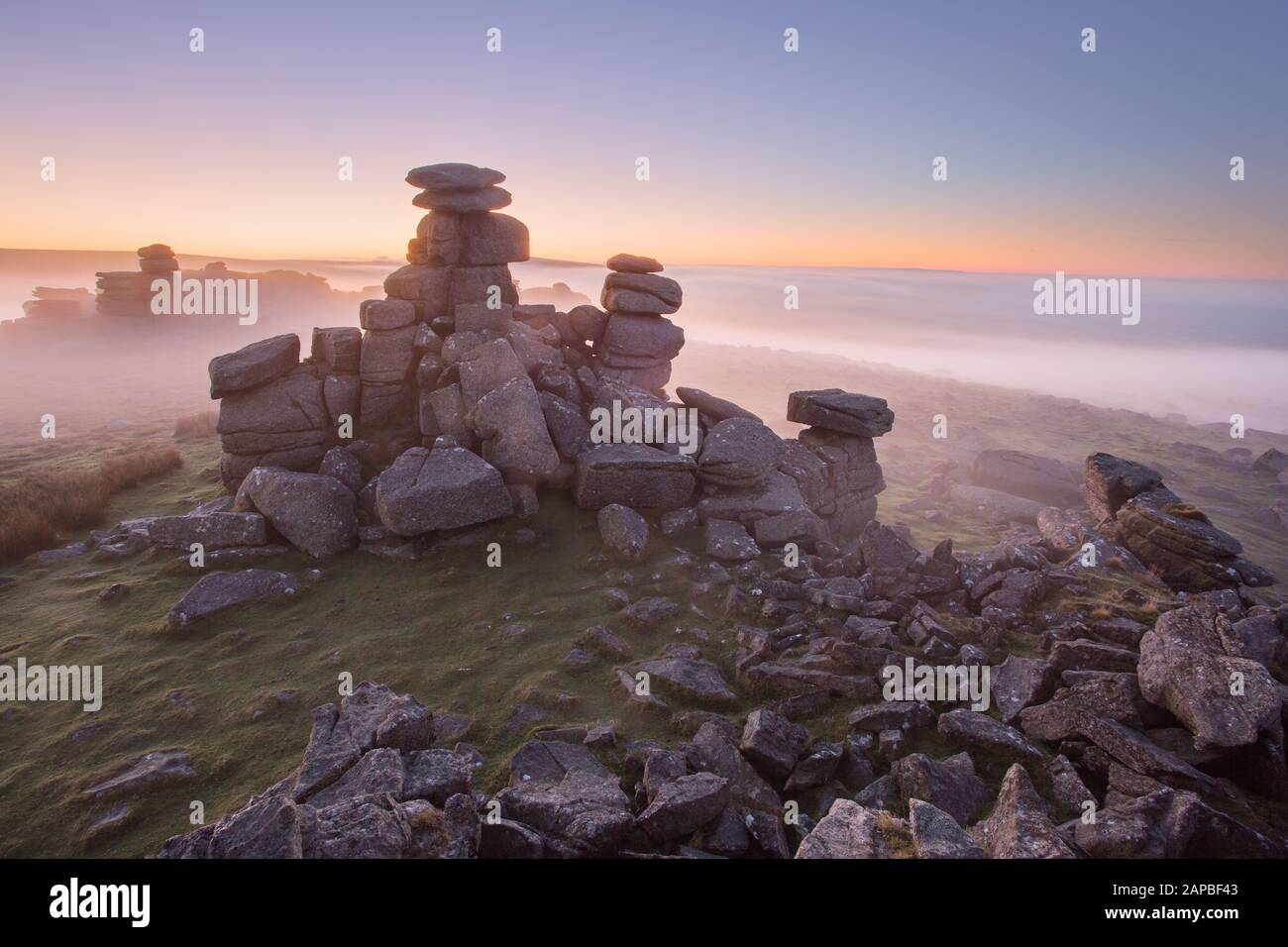 Misty alba mattina su Graffa Tor Dartmoor Devon Uk Foto Stock
