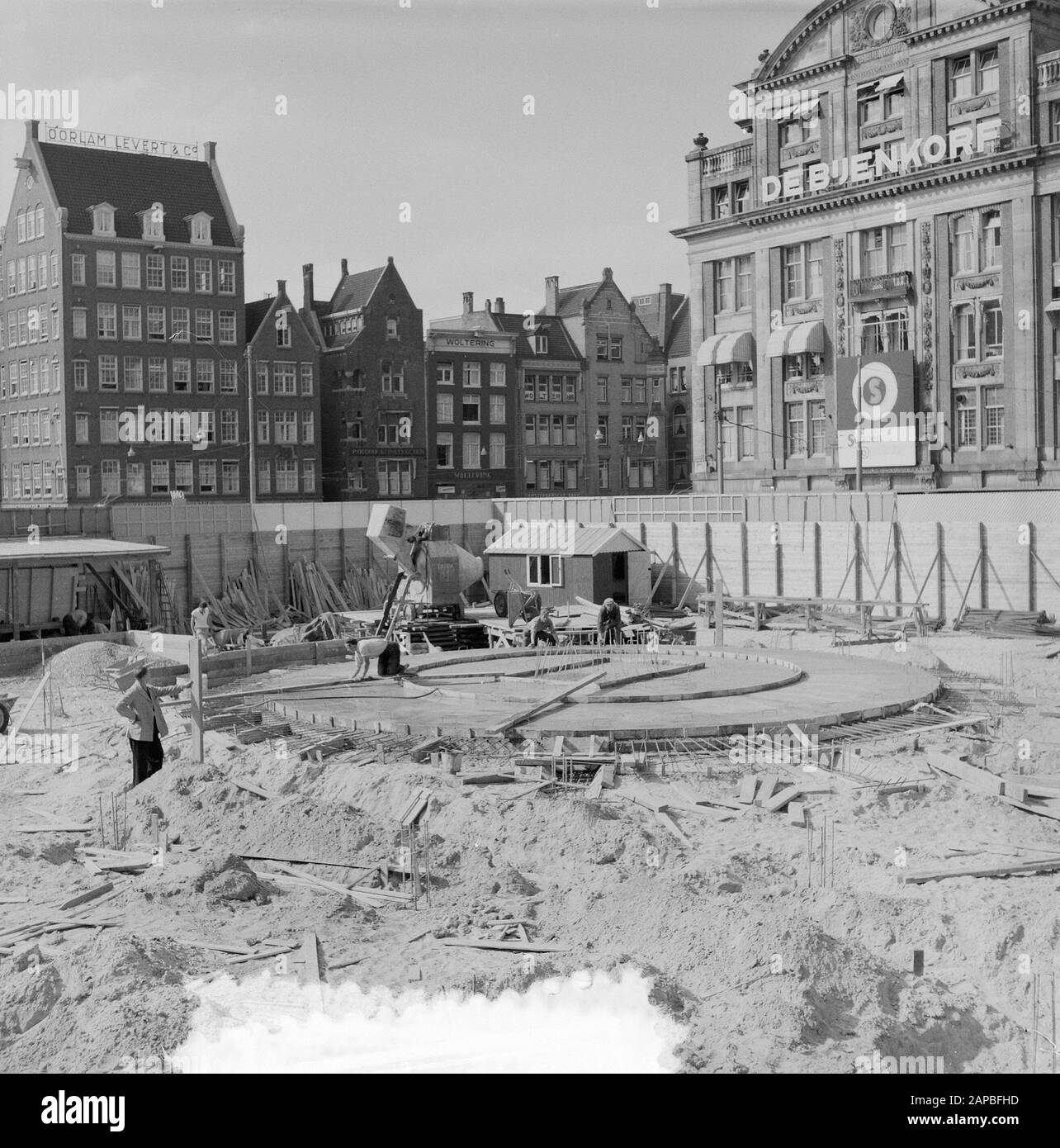 Costruzione fondazione Memorial Needle Dam Data: 21 Luglio 1955 posizione: Amsterdam, Noord-Holland Parole Chiave: Aghi Memorial Foto Stock