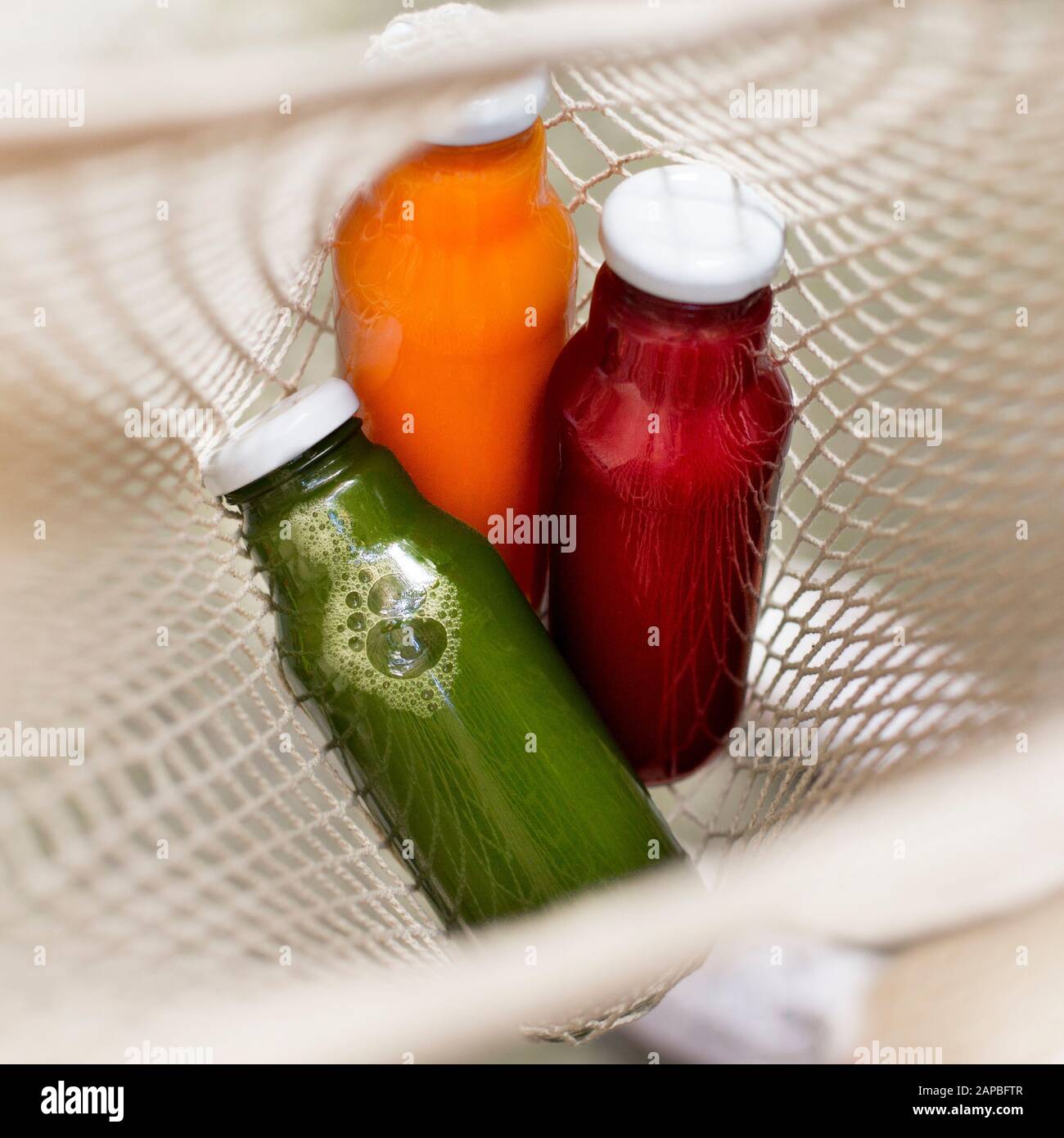 Flaconi sani per frullati naturali all'interno di un sacchetto in mesh riutilizzabile Foto Stock