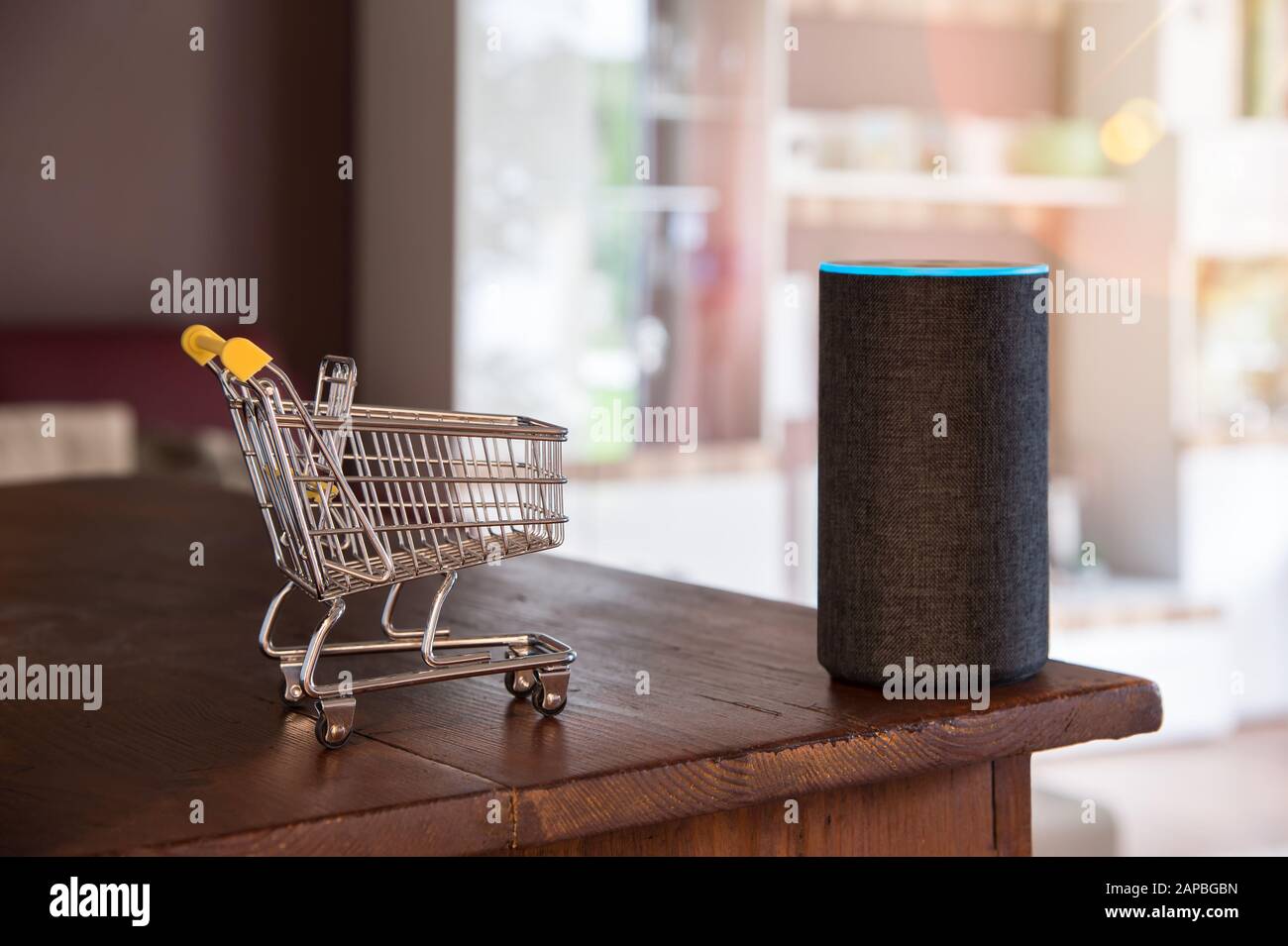 Carrello e altoparlante intelligente con riconoscimento vocale. Nel soggiorno semplicemente con la voce di comando merci shopping. Foto Stock