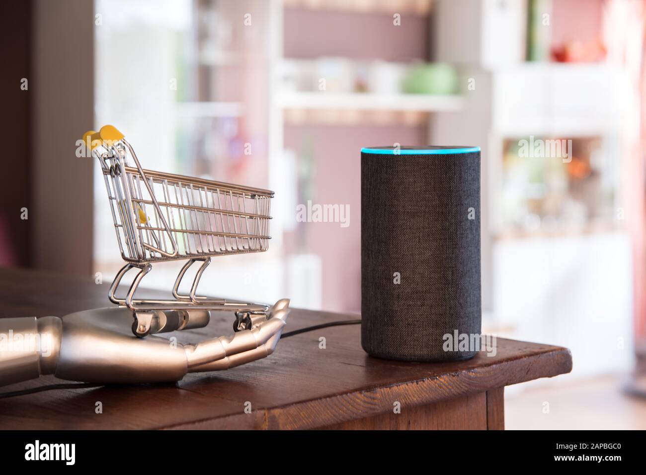 Carrello e altoparlante intelligente con riconoscimento vocale. Intelligenza artificiale presentata come una mano robotica. Nel soggiorno semplicemente per comunicazioni vocali Foto Stock