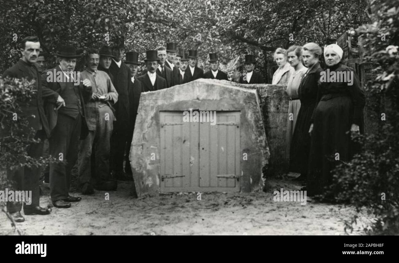 Funerale. Secondo la sua volontà, il vecchio alderman di Vreeland, P. Nizop è stato sepolto nella sua terra in una "scatola di pillole" priva di bombe. Foto dal 1925: La strana cripta è chiusa. Attorno ai parenti della "tomba" e ai portatori. Foto Stock
