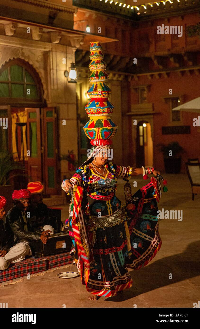 India, Rajasthan, Shekhawati, Bikaner, Gajner, Gajner Palace Heritage Hotel, ex residenza di caccia di Maharaja di Jaipur, danc tradizionale serata folk Foto Stock