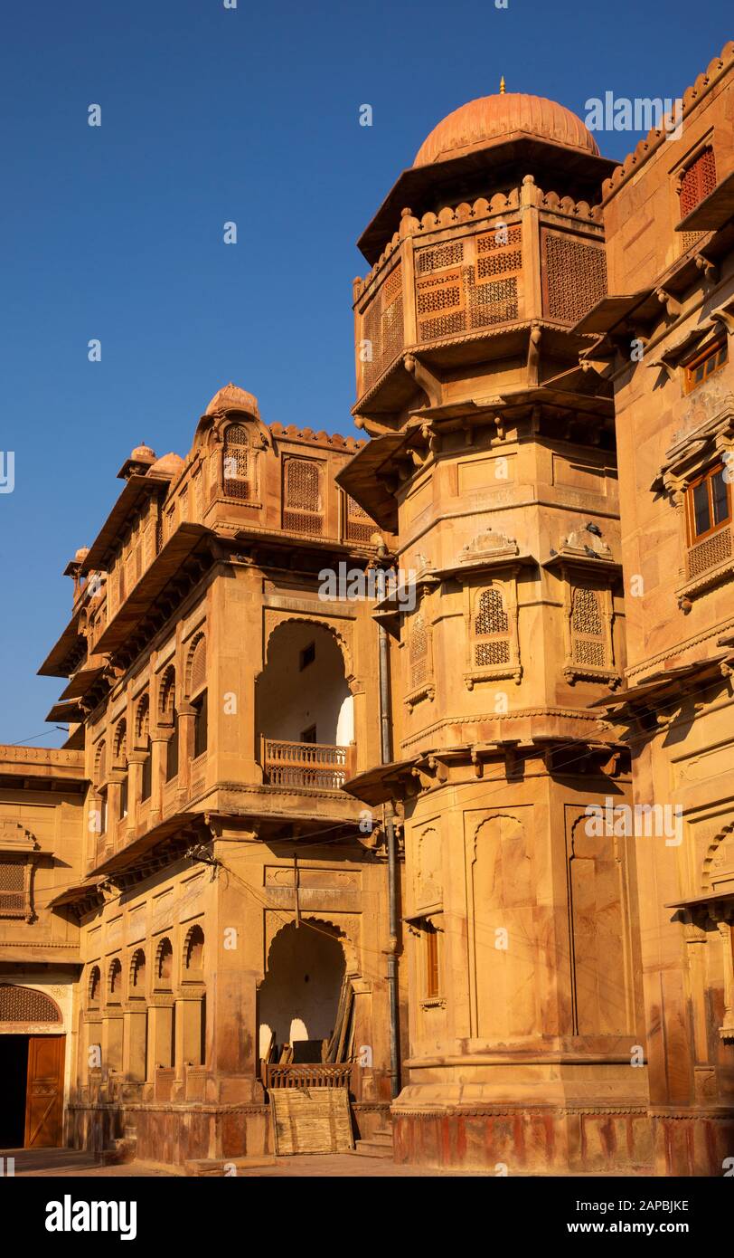 India, Rajasthan, Shekhawati, Bikaner, centro città, Forte Junagarh, dettaglio della struttura esterna in arenaria intagliata Foto Stock