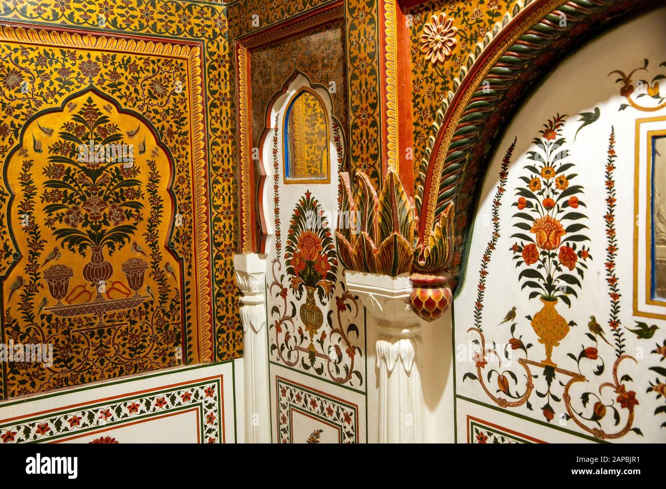 India, Rajasthan, Shekhawati, Bikaner, centro città, Forte Junagarh, Rai Niwas, pareti dipinte decorativamente per assomigliare a pieta dura intarsi in pietra Foto Stock