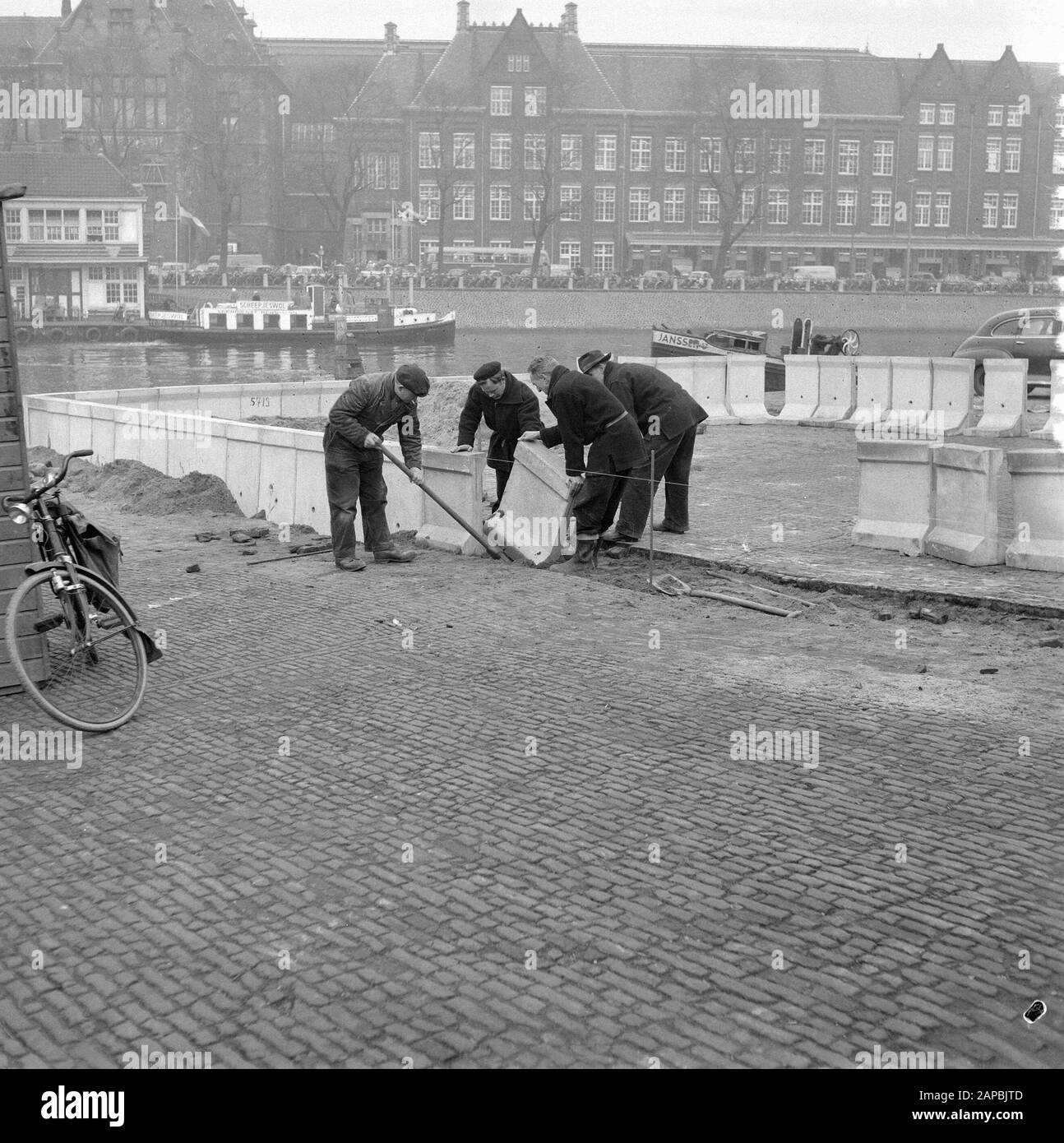 Costruzione del molo di atterraggio per la prossima visita della coppia inglese re Data: 4 Marzo 1958 luogo: Amsterdam, Noord-Holland Parole Chiave: Preparativi Nome personale: Prins Hendrikkade Foto Stock