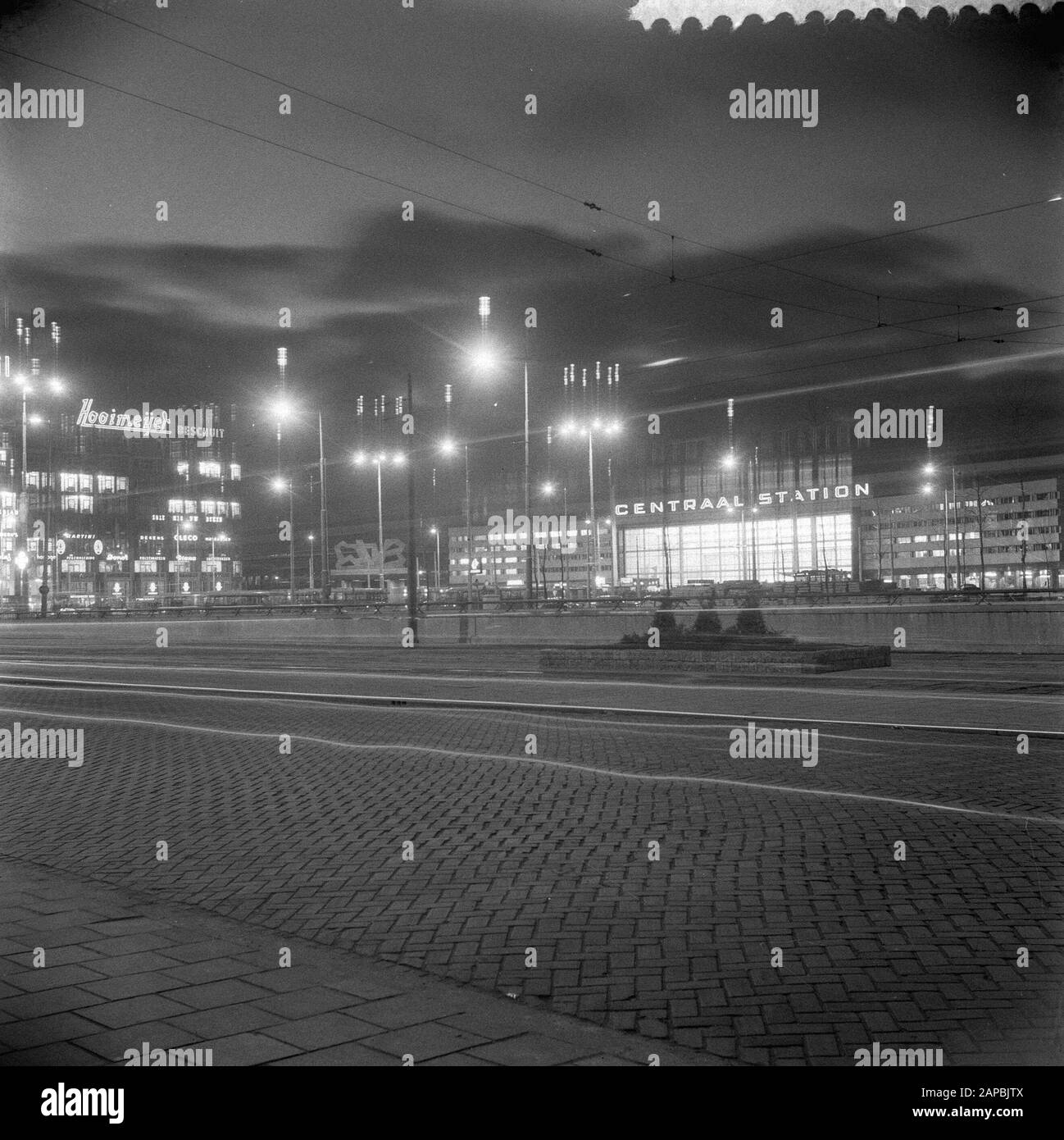 Stazione centrale Di Sera ad Amsterdam/dark Data: 7 Febbraio 1958 Ubicazione: Amsterdam, Noord-Holland Foto Stock