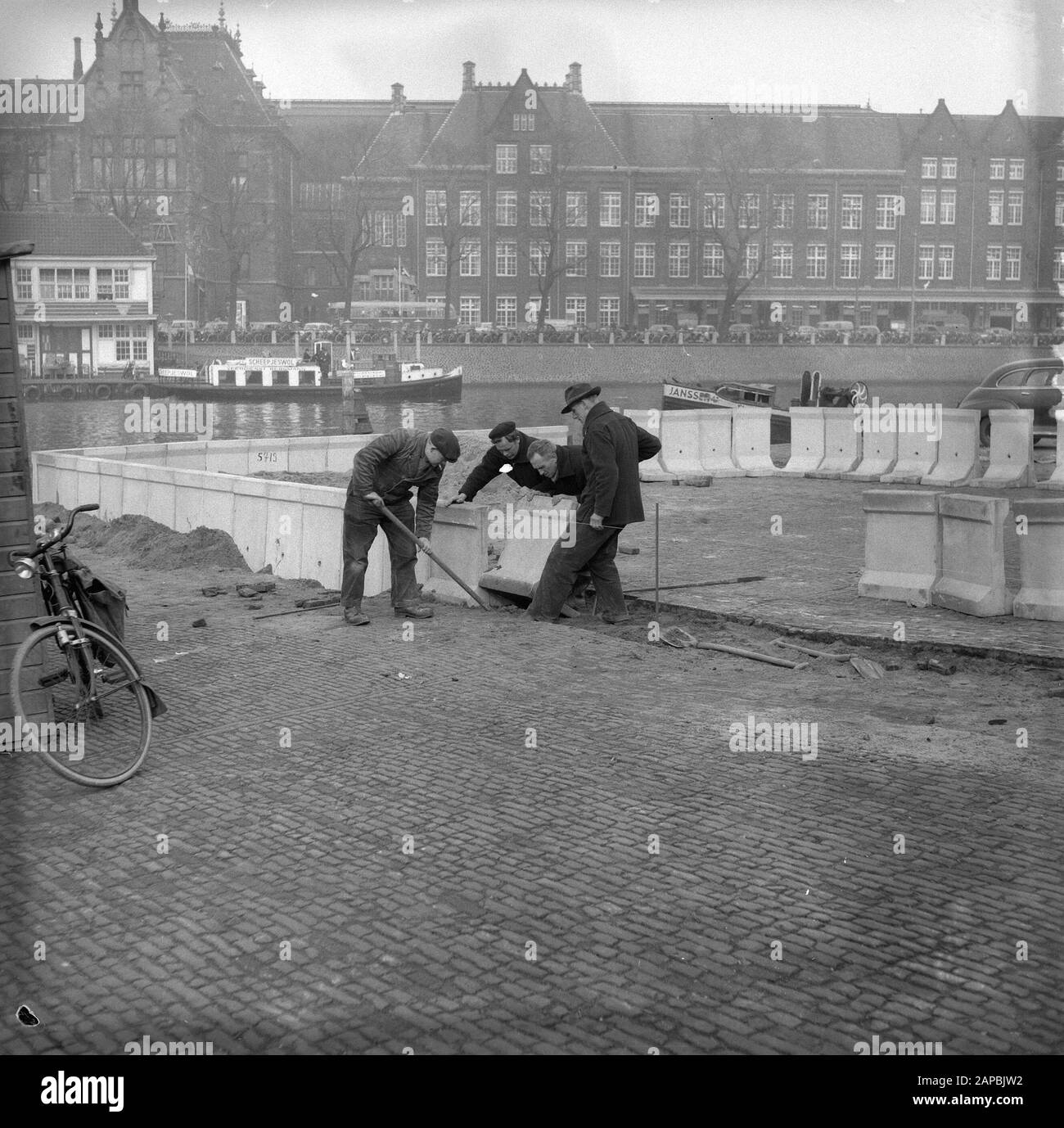 Costruzione del molo di atterraggio per la prossima visita della coppia inglese re Data: 4 Marzo 1958 luogo: Amsterdam, Noord-Holland Parole Chiave: Preparativi Nome personale: Prins Hendrikkade Foto Stock