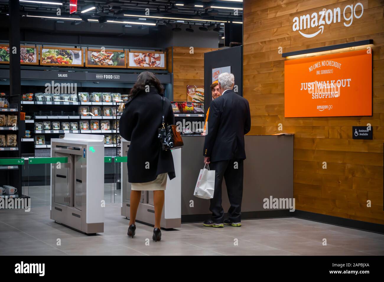 Il nuovissimo negozio Amazon Go del Rockefeller Center di New York giovedì  16 gennaio 2020. Il negozio, per lo più fornito di cibi preparati e punti  metallici, consente a un acquirente con