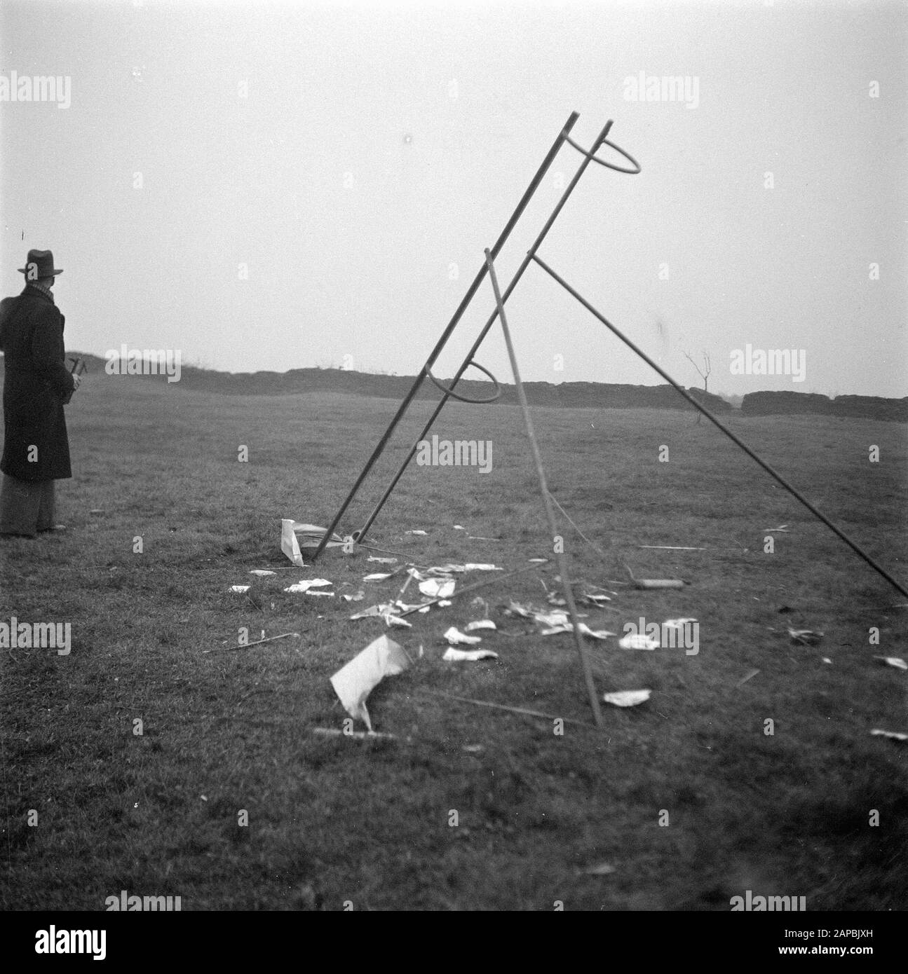 Dimostrazione lancio postraket Descrizione: Dimostrazione lancio postraket sul Larense heath o Crailose heather. Data: 15 Dicembre 1945 Luogo: June (Noord-Holland) Parole Chiave: Missili Foto Stock