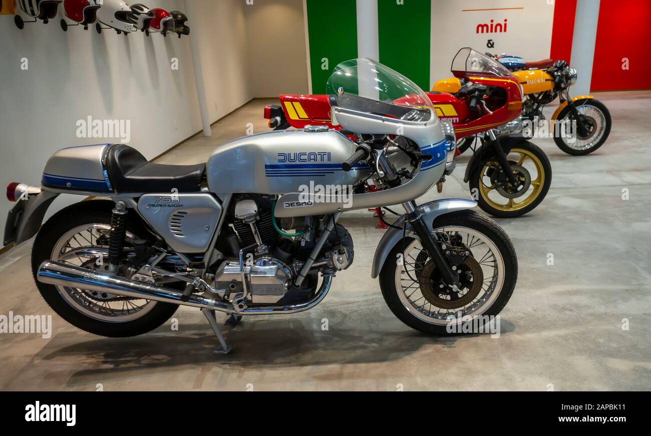 Una collezione di moto d'epoca italiane, tra cui il marchio Ducati, esposta venerdì 10 gennaio 2020 nel Meatpacking District di New York. (© Richard B. Levine) Foto Stock