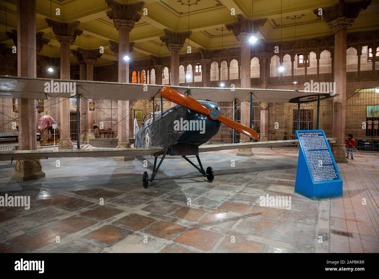 India, Rajasthan, Shekhawati, Bikaner, centro città, Forte Junagarh, Vikram Vilas Durbar Hall, WW1 De Havilland DH-9 aereo, dato al generale Maharaj Foto Stock