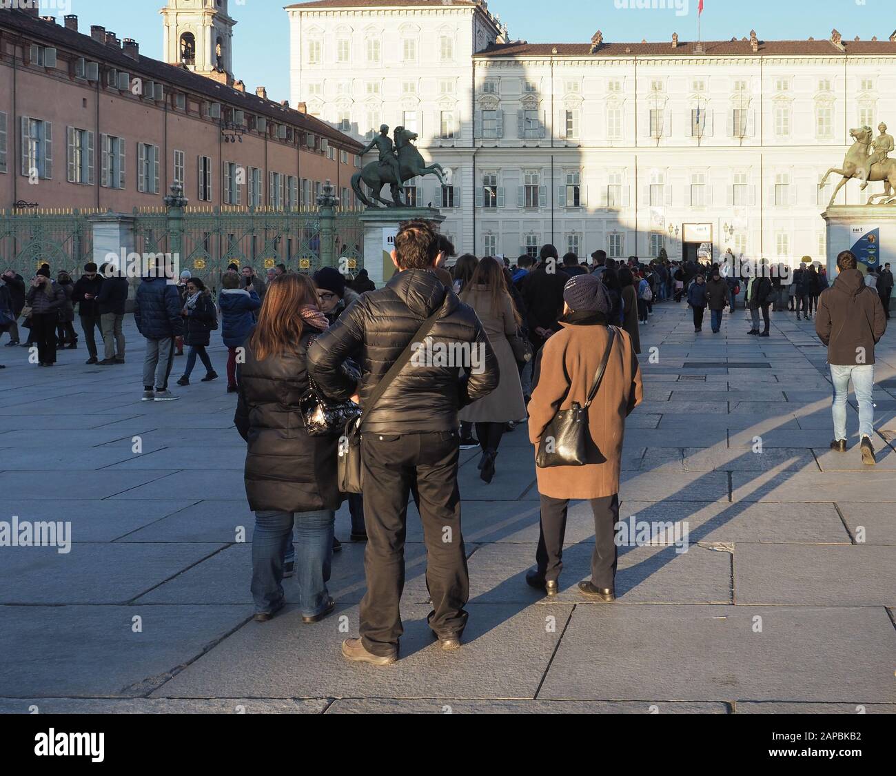 Torino, ITALIA - CIRCA GENNAIO 2020: Persone in attesa di una visita gratuita ai musei nella prima domenica di ogni mese Foto Stock