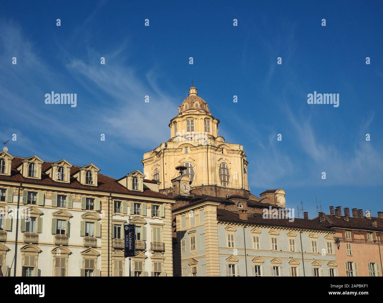 Torino, ITALIA - CIRCA GENNAIO 2020: Cupola della chiesa di San Lorenzo in Piazza Castello Foto Stock