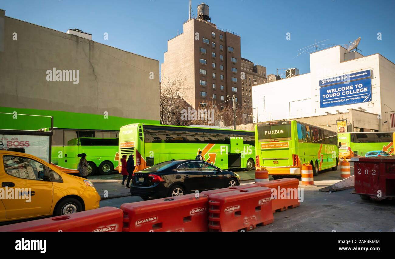 Un terminal FlixBus a Midtown Manhattan a New York martedì 21 gennaio 2020. FlixBus è di proprietà della tedesca FlixMobility GmbH ed è entrato nel mercato statunitense nel 2018 e ha iniziato a fornire il servizio della costa orientale nel 2019. (© Richard B. Levine) Foto Stock