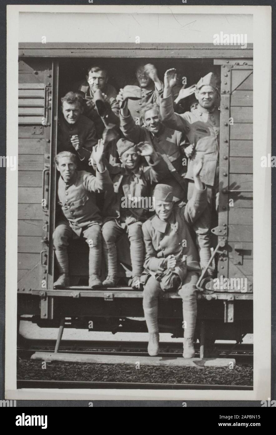 Prigionieri di guerra olandesi Descrizione ritorno prigionieri di guerra olandesi. Ondulazione dall'apertura in carro merci Data giugno 1940 Parole Chiave guerra, guerre Foto Stock