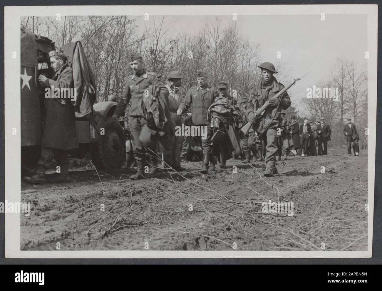 Tedeschi [prigionieri di guerra] Descrizione: Soldati britannici del Settimo reggimento Hampshire portare prigionieri di guerra tedeschi (Luftwaffe) durante il mese di marzo vicino Hengelo ai veicoli pronti. Nota: Vedi 900-2377 Data: 3 Aprile 1495 Località: Hengelo Parole Chiave: Guerra, Guerre Foto Stock