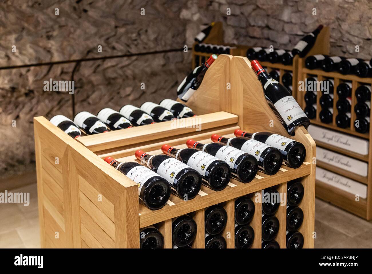 Francia Borgogna 2019-06-19 store in cantina Joseph Drouhin. Rack in legno con il famoso Pinot Noir vino rosso. Concetto organico francese per la produzione di vino, degust Foto Stock