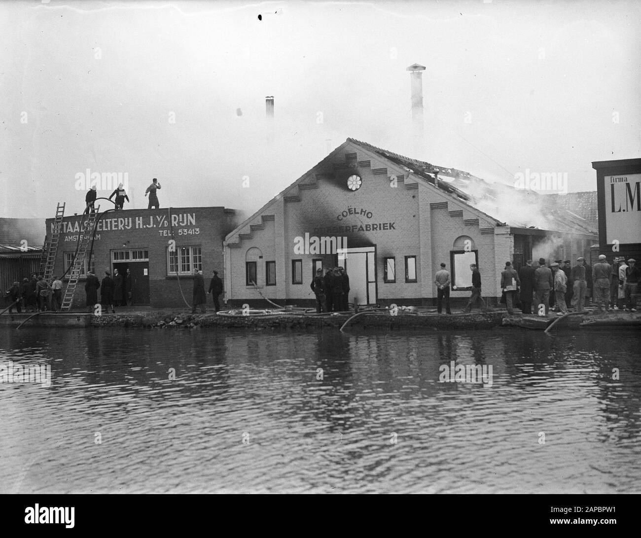 Brand aan Duivendrechtsekade Annotation: OFF Amsterdam Chroniek: Il 17 dicembre un grande fuoco fiammante Duivendrechtsekade 17, solutionfabriek. Causa: Vestiti appesi vicino ad un camino del gas. Spenta con 8 raggi. Oggetto Solutionfabriek Coelho Data: 16 Dicembre 1947 Luogo: Amsterdam Parole Chiave: Fuochi Foto Stock