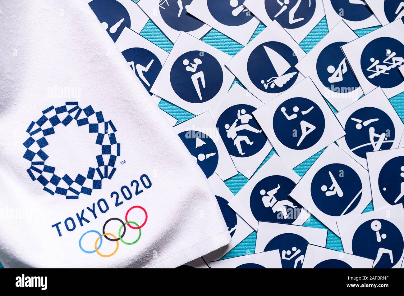 TOKYO, GIAPPONE, GENNAIO. 20. 2020: Gioco olimpico estivo, logo e pittogramma Foto Stock