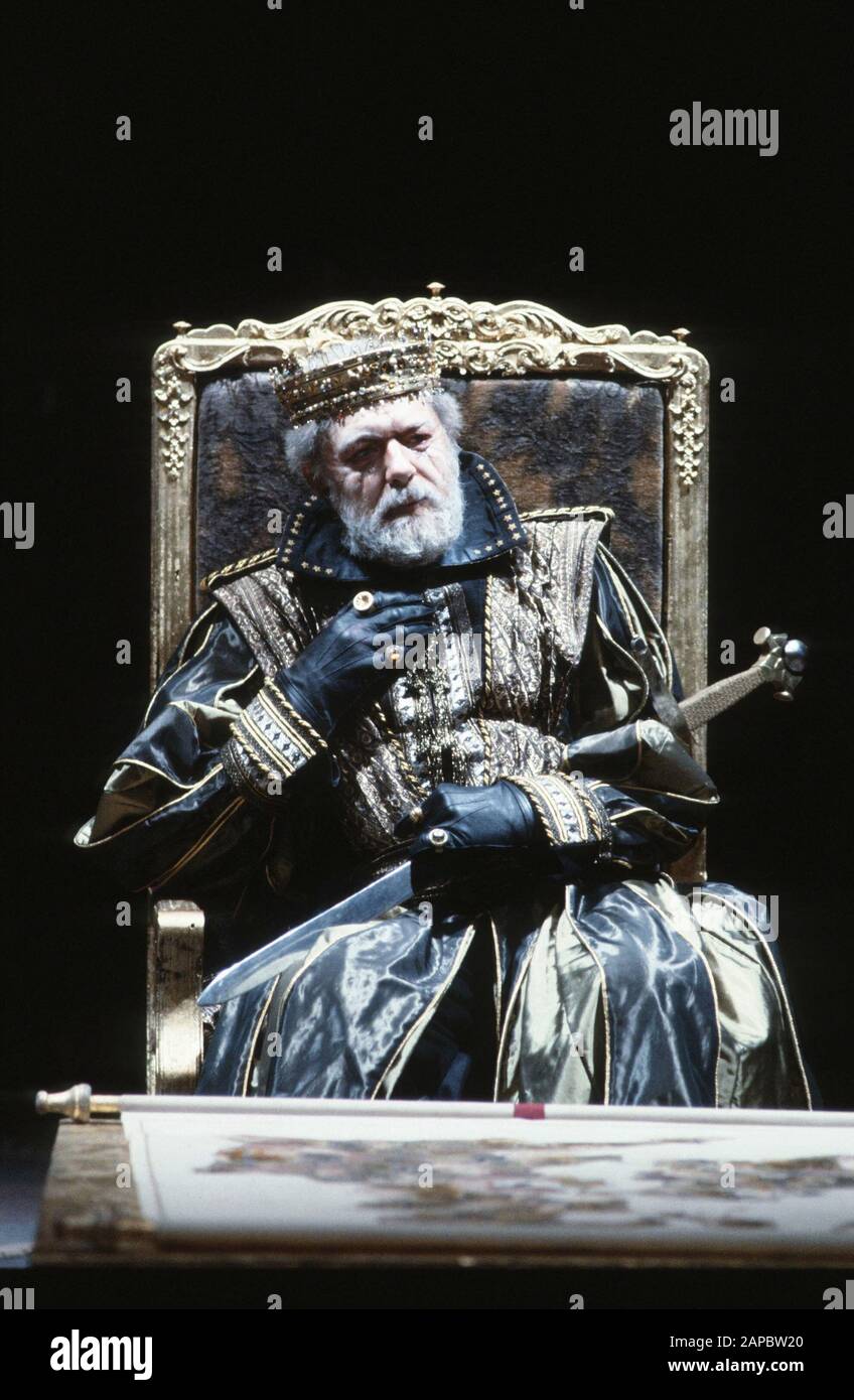 Michael Gambon come Lear NEL RE LEAR da Shakespeare diretto da Adrian Noble al Barbican Theatre, Londra EC2 nel 1983. Una produzione della Royal Shakespeare Company (RSC). Michael John Gambon, nato a Cabra, Dublino nel 1940, si trasferì a Londra all'età di 6 anni e divenne cittadino britannico. Cavaliere nel 1998. Vincitore di numerosi premi, tra cui 3 Oliviers e 4 BAFTA. Foto Stock