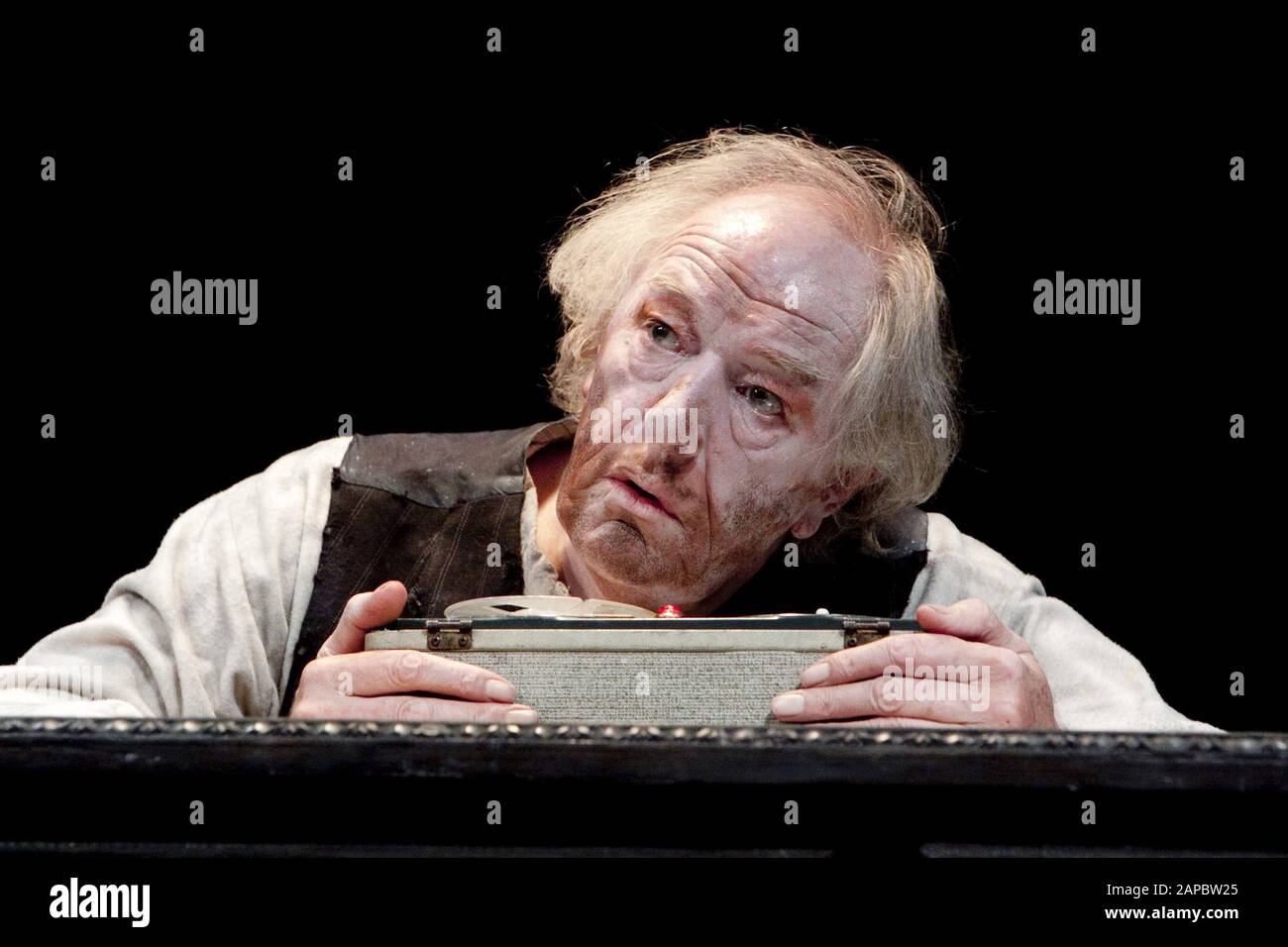 Michael Gambon come Krapp nell'ULTIMO NASTRO DI KRAPP di Samuel Beckett diretto da Michael Colgan al Duchess Theatre, Londra WC2 nel 2010. Una produzione del Gate Theatre di Dublino. Michael John Gambon, nato a Cabra, Dublino nel 1940, si trasferì a Londra all'età di 6 anni e divenne cittadino britannico. Cavaliere nel 1998. Vincitore di numerosi premi, tra cui 3 Oliviers e 4 BAFTA. Foto Stock