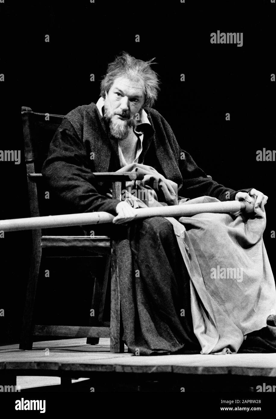 Michael Gambon come Galileo Galilei NELLA VITA di GALILEO di Bertolt Brecht, tradotto da Howard Brenton, diretto da John Dexter al Teatro Olivier, Teatro Nazionale (NT) di Londra nel 1980. Michael John Gambon, nato a Cabra, Dublino nel 1940, si trasferì a Londra all'età di 6 anni e divenne cittadino britannico. Cavaliere nel 1998. Vincitore di numerosi premi, tra cui 3 Oliviers e 4 BAFTA. Foto Stock
