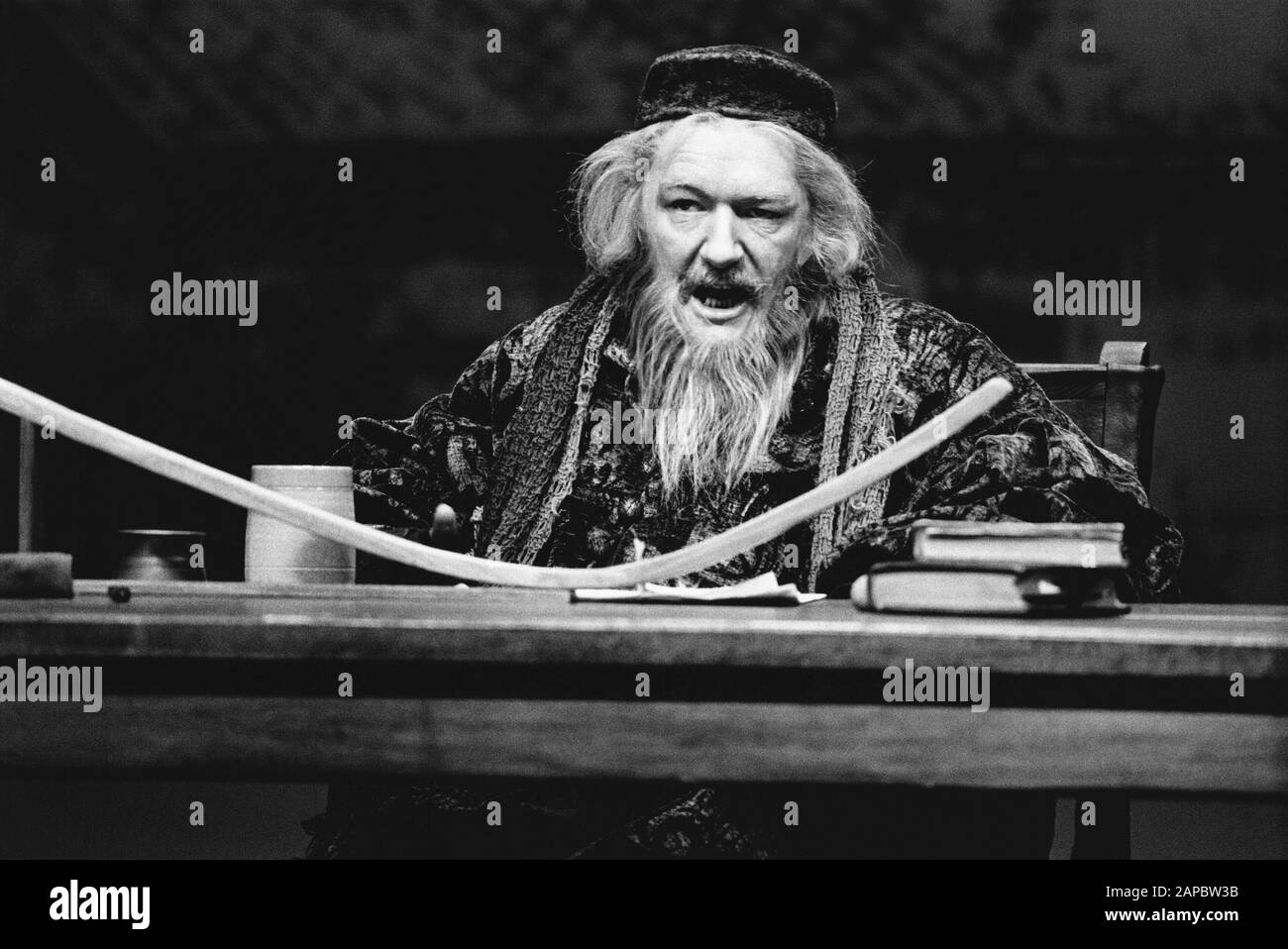Michael Gambon come Galileo Galilei NELLA VITA di GALILEO di Bertolt Brecht, tradotto da Howard Brenton, diretto da John Dexter al Teatro Olivier, Teatro Nazionale (NT), Londra nel 1980. Michael John Gambon, nato a Cabra, Dublino nel 1940, si trasferì a Londra all'età di 6 anni e divenne cittadino britannico. Cavaliere nel 1998. Vincitore di numerosi premi, tra cui 3 Oliviers e 4 BAFTA. Foto Stock