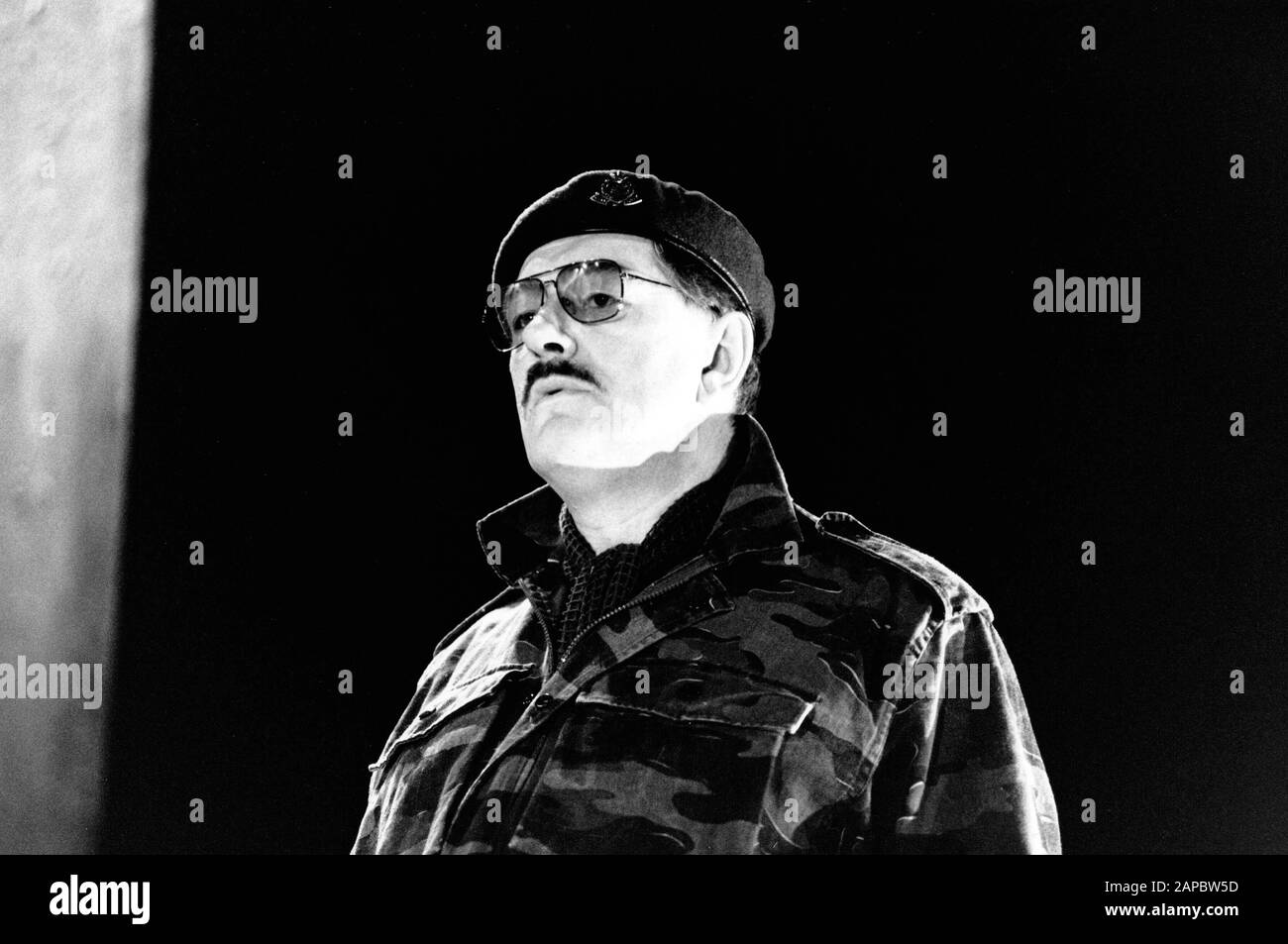 Michael Gambon come sergente IN LINGUA DI MONTAGNA scritto & diretto da Harold Pinter al Lyttelton Theatre, National Theatre (NT) Londra nel 1988. Michael John Gambon, nato a Cabra, Dublino nel 1940, si trasferì a Londra all'età di 6 anni e divenne cittadino britannico. Cavaliere nel 1998. Vincitore di numerosi premi, tra cui 3 Oliviers e 4 BAFTA. Foto Stock