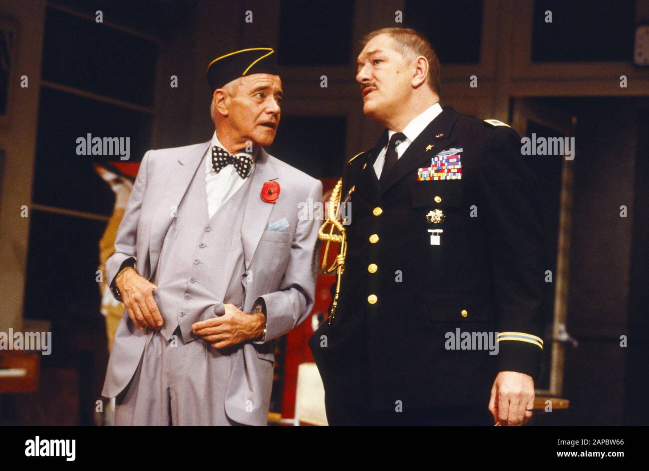 Jack Lemmon (John MacCormick Butts) con Michael Gambon (Walter Kercelik) in VETERANS DAY di Donald Liberato diretto da Kevin Billington al Theatre Royal Haymarket, Londra nel 1989. Michael John Gambon, nato a Cabra, Dublino nel 1940, si trasferì a Londra all'età di 6 anni e divenne cittadino britannico. Cavaliere nel 1998. Vincitore di numerosi premi, tra cui 3 Oliviers e 4 BAFTA. Foto Stock