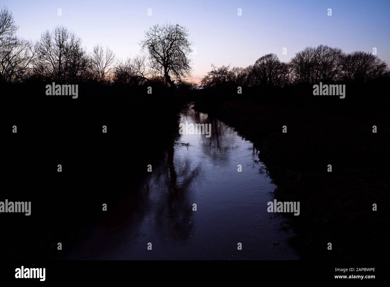 Tramonto sul fiume Tove al Tove Wetland Pocket Park a Towcester, Northamptonshire Foto Stock