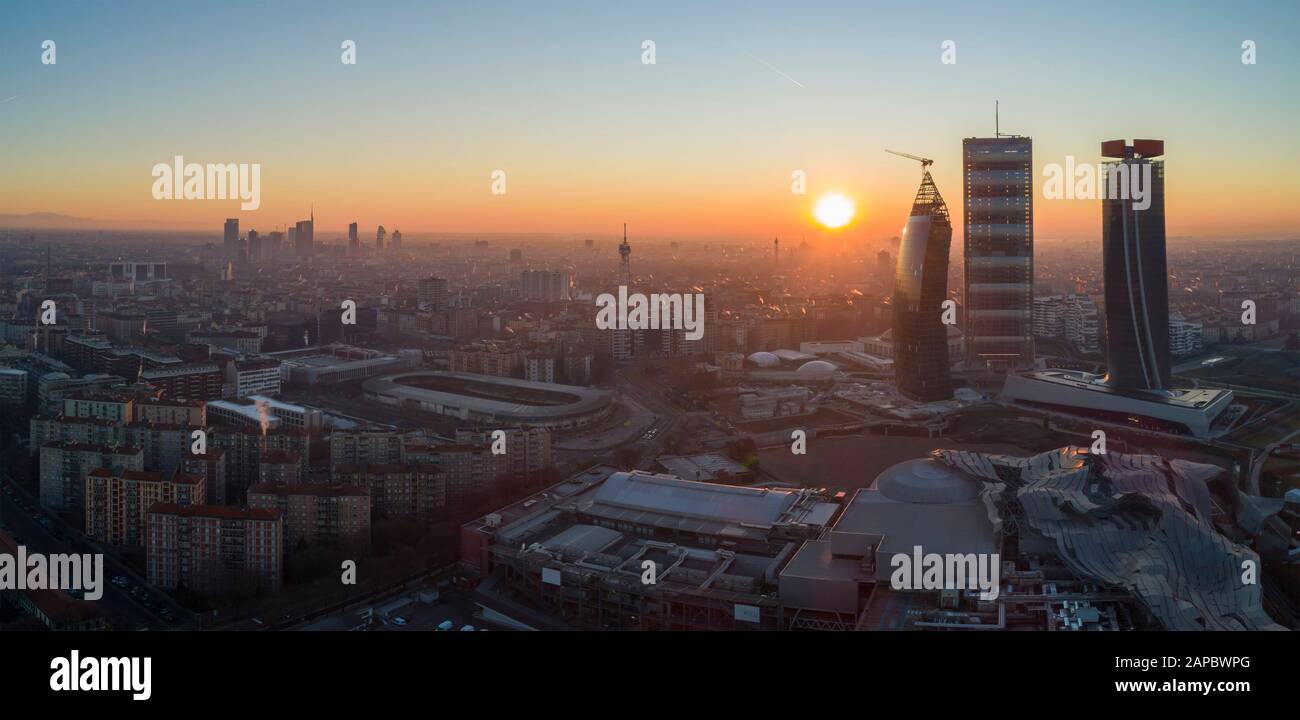 Skyline di Milano all'alba, vista aerea. I nuovi 3 grattacieli (chiamati il rettilineo, il curvo e il tortuato) del quartiere Citylife all'alba. Foto Stock