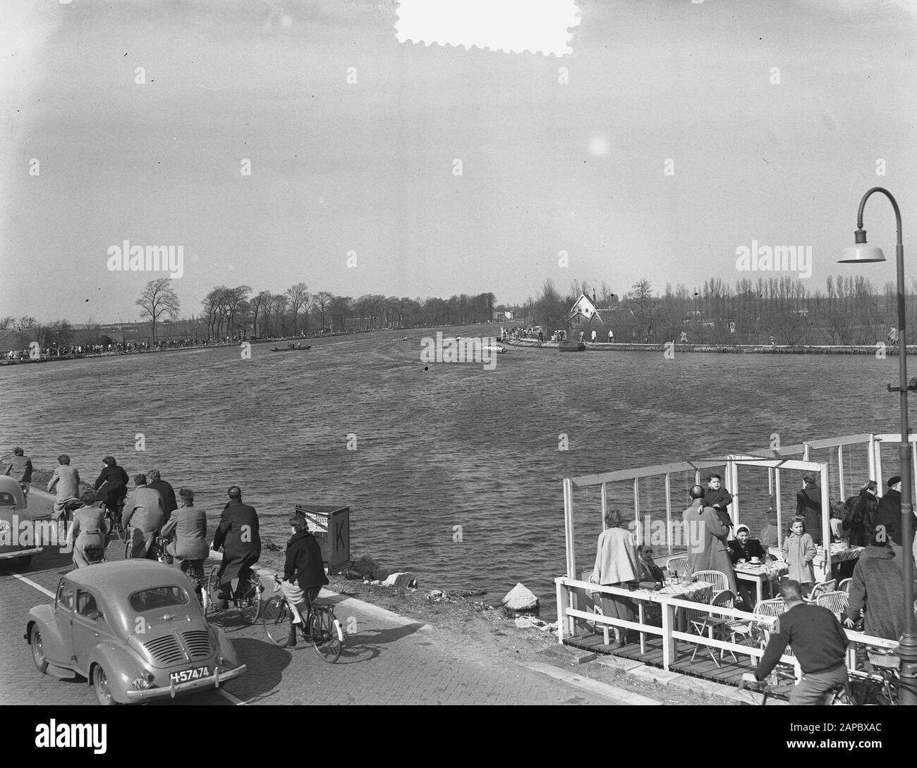 Women's rowing Champion of Amstel circa 4 km Data: 25 april 1954 luogo: Amstel, Noord-Holland Parole Chiave: Ladies, Champion, rowing Nome personale: Amstel Foto Stock