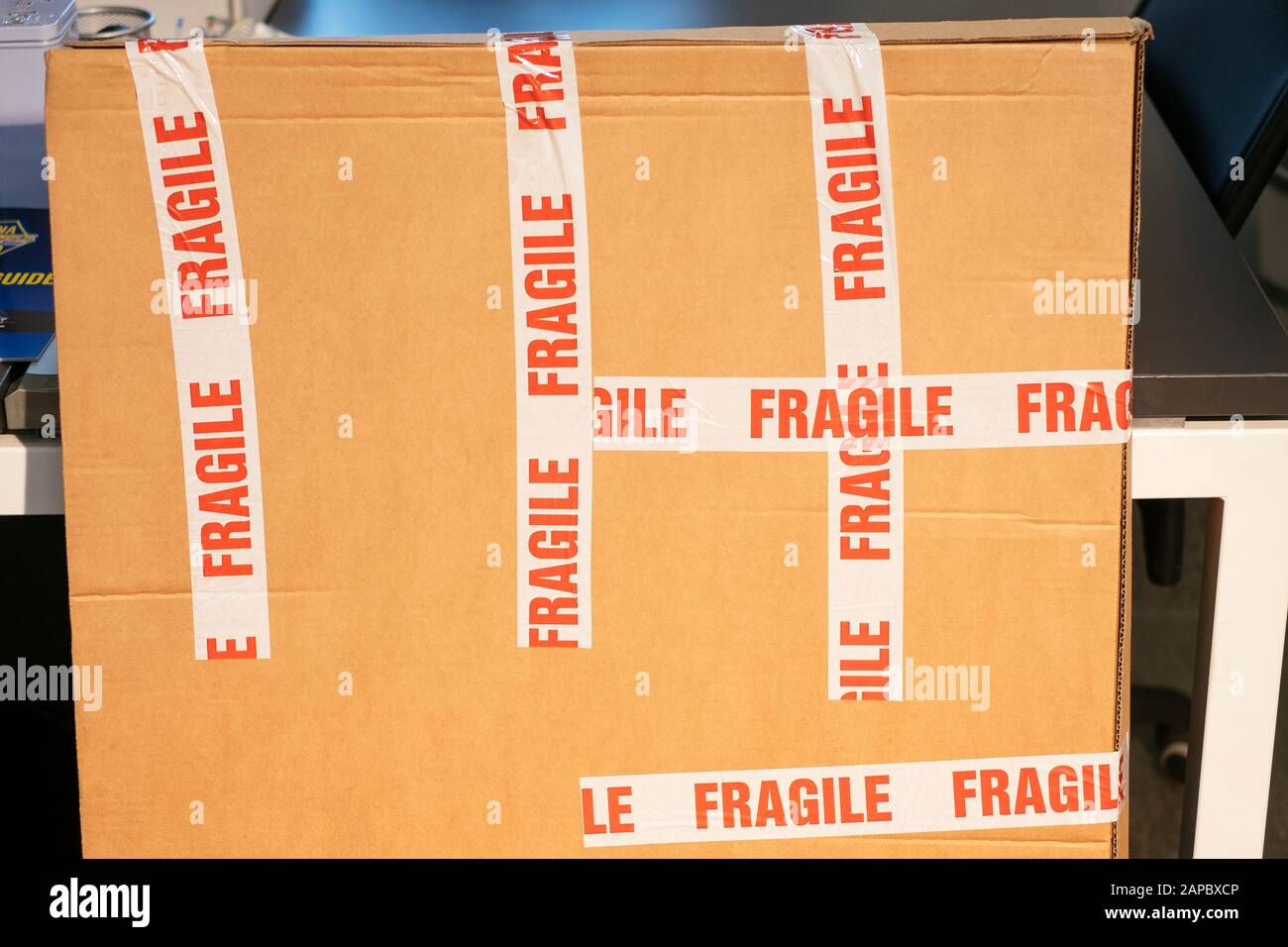 Una grande confezione di cartone rivestita con nastro fragile Foto Stock