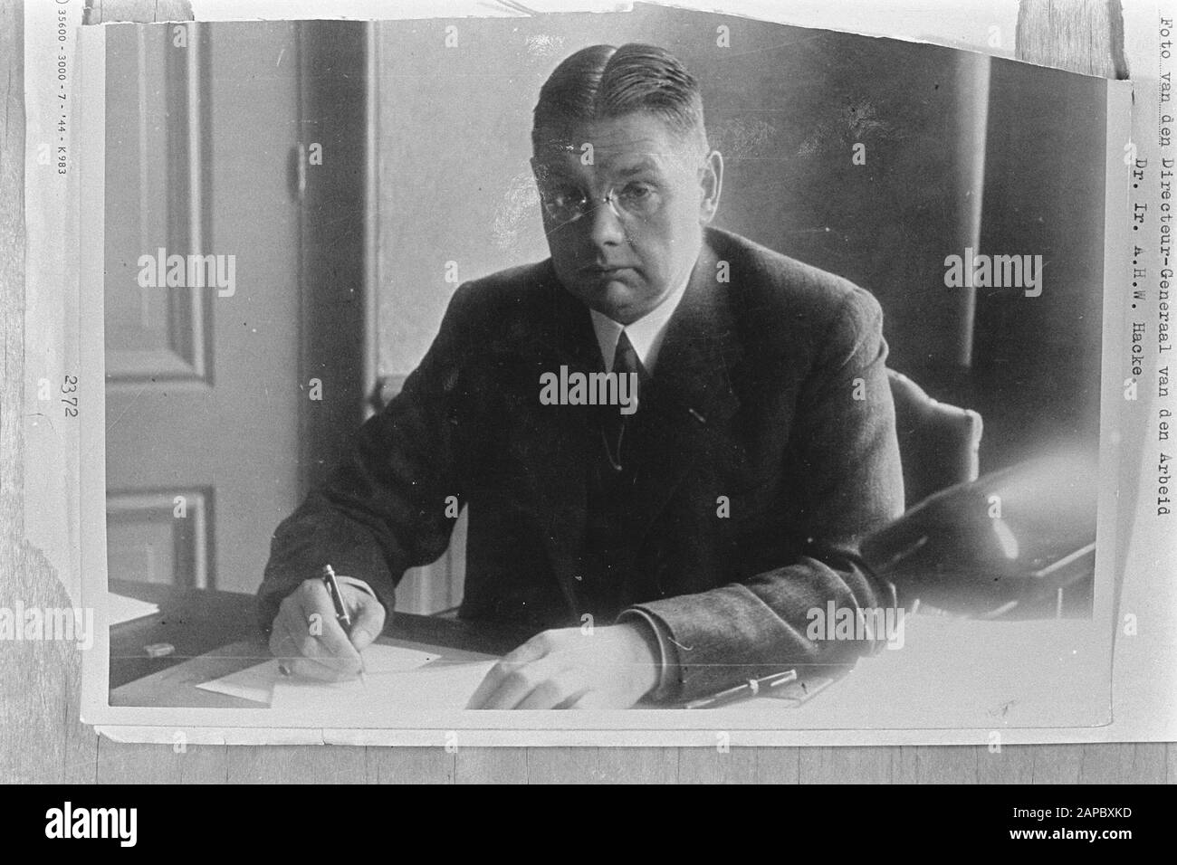 3.5x3.5 (3 fotonegativi) Fotografia del Direttore Generale dell'Ispettorato del lavoro (Dr Ora A.H.W. Hacke) Data: Parole Chiave Non Date: Ispezioni Del Lavoro, Direttori Generali Nome Personale: Dr. Ir. Hacke A.H.W. Foto Stock