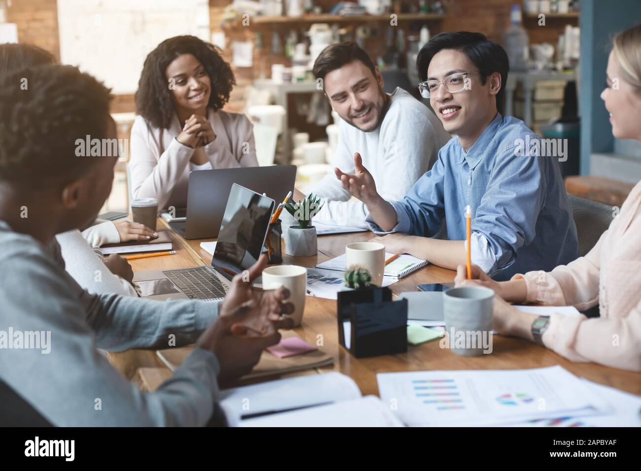 Primo piano dei giovani che hanno un incontro d'affari in ufficio Foto Stock