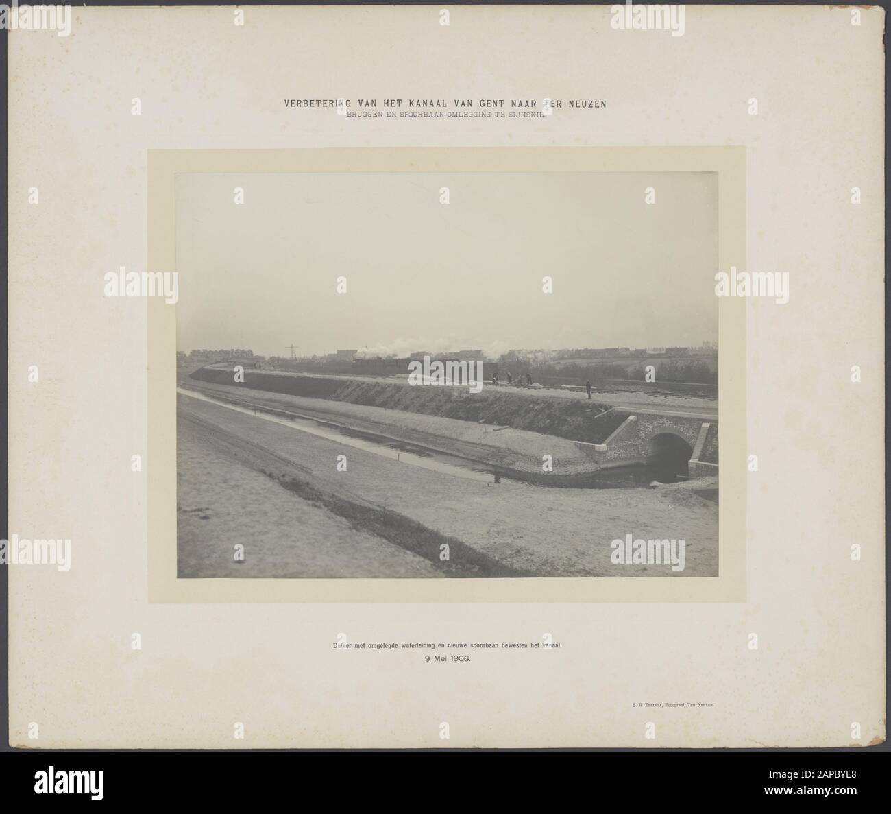 Miglioramento del canale da Gand a Terneuzen Descrizione: Ponti e riassetto ferroviario a Sluiskil. Tuffatore con tubo d'acqua diversione e nuova ferrovia provato il canale Data: 9 Maggio 1906 Località: Sluiskil, Sluiskil, Terneuzen, Zeeland, Zeeland Parole Chiave: Subacquei, lavori sui canali, diversione, ferrovie, ingegneria idraulica Foto Stock