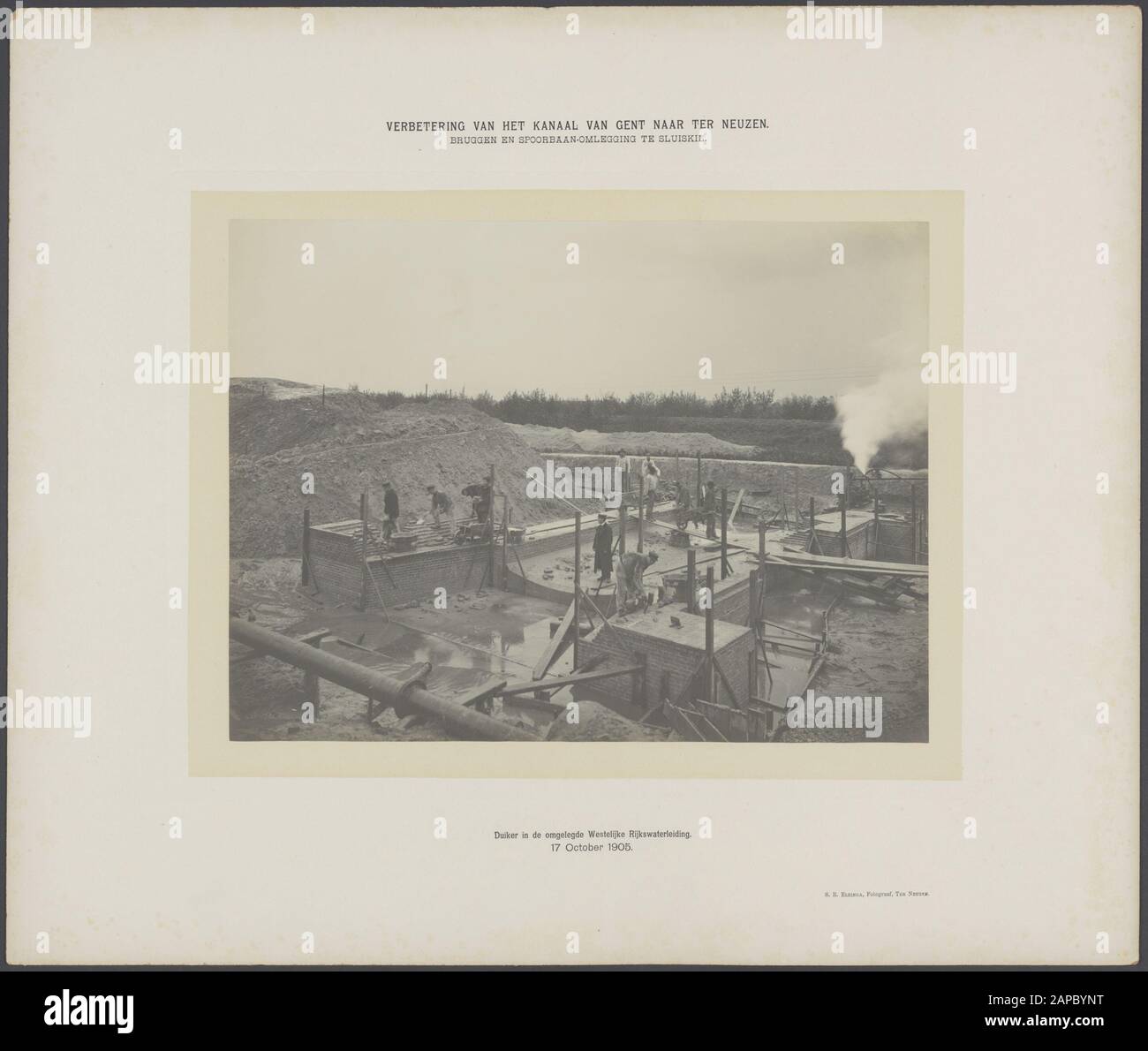 Miglioramento del canale da Gand a Terneuzen Descrizione: Ponti e riassetto ferroviario a Sluiskil. Tuffatore nel tubo dell'acqua occidentale divistato Data: 17 ottobre 1905 Località: Terneuzen, Terneuzen, Zeeland Parole Chiave: Subacquei, lavori in muratura, ingegneria idraulica, tubi dell'acqua Foto Stock