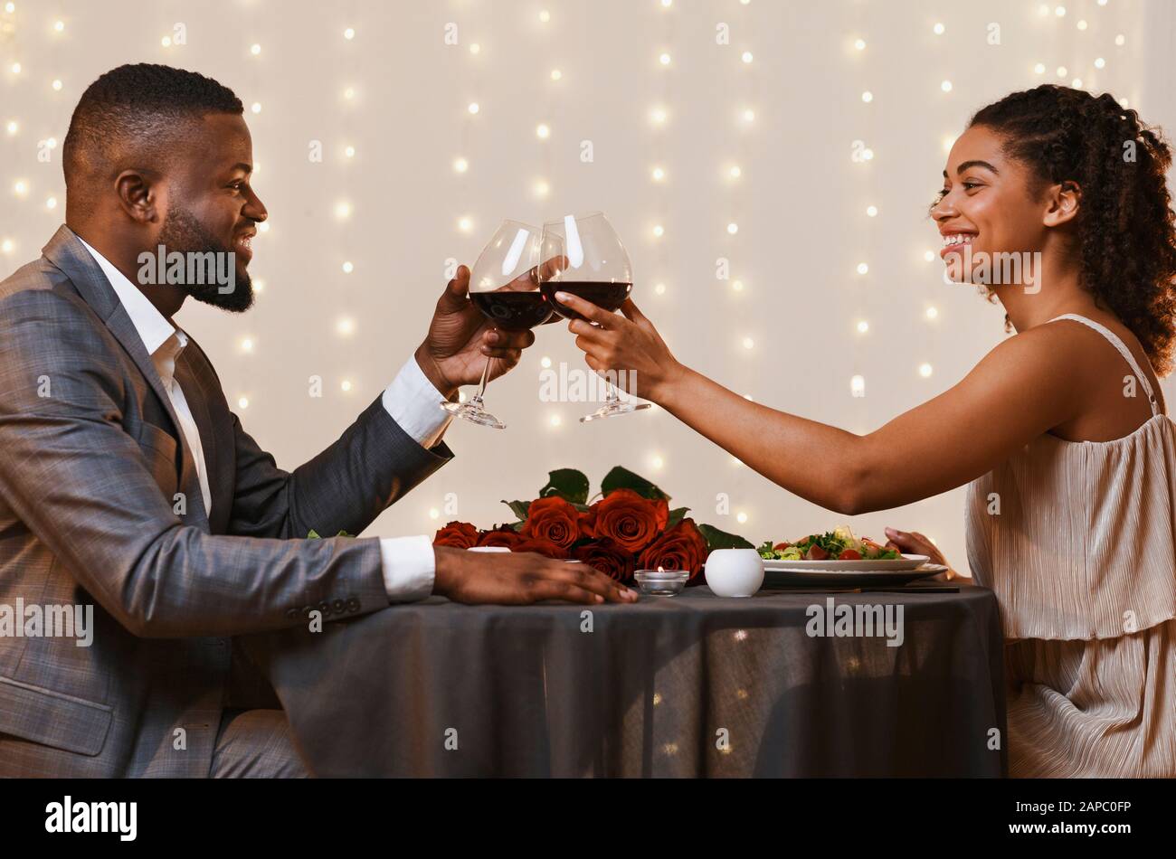 Bell'uomo e bella donna bevendo vino al ristorante Foto Stock