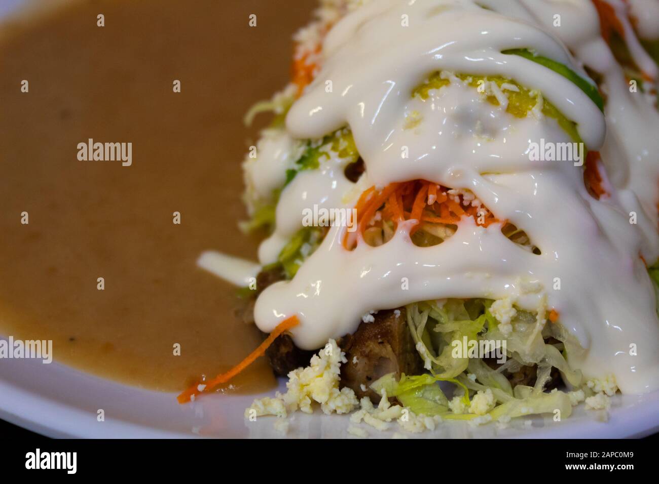 Piatto di cucina messicana, ricetta 'asado' con un sacco di verdure, crema e fagioli refriged Foto Stock