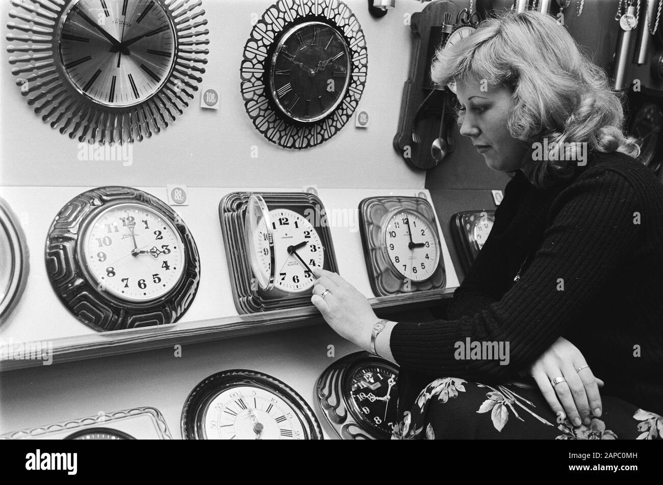 1 aprile inizia ora legale ora legale; lady imposta orologi 1 ora avanti Data: 28 marzo 1978 Parole Chiave: Ora legale Foto Stock