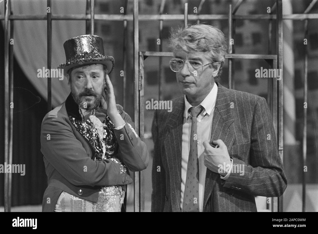 1 2 3 show; Rudi Carrell (r) con Albert Mol durante le prove Data: 15 dicembre 1983 Parole Chiave: Prove, Mostra Nome personale: Carrell, Rudi, Mol, Albert Foto Stock