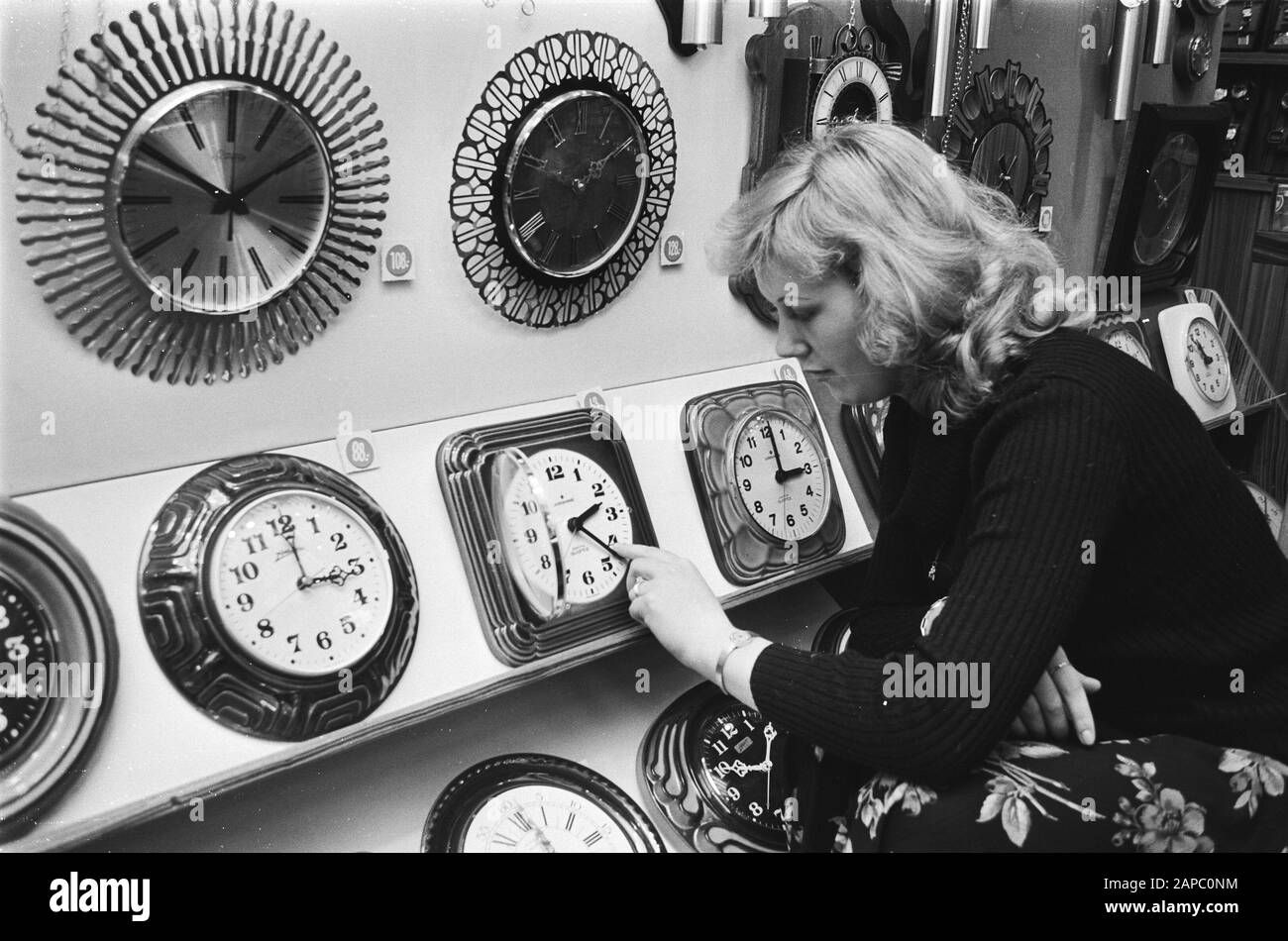 1 aprile inizia ora legale ora legale; lady imposta orologi 1 ora avanti Data: 28 marzo 1978 Parole Chiave: Ora legale Foto Stock