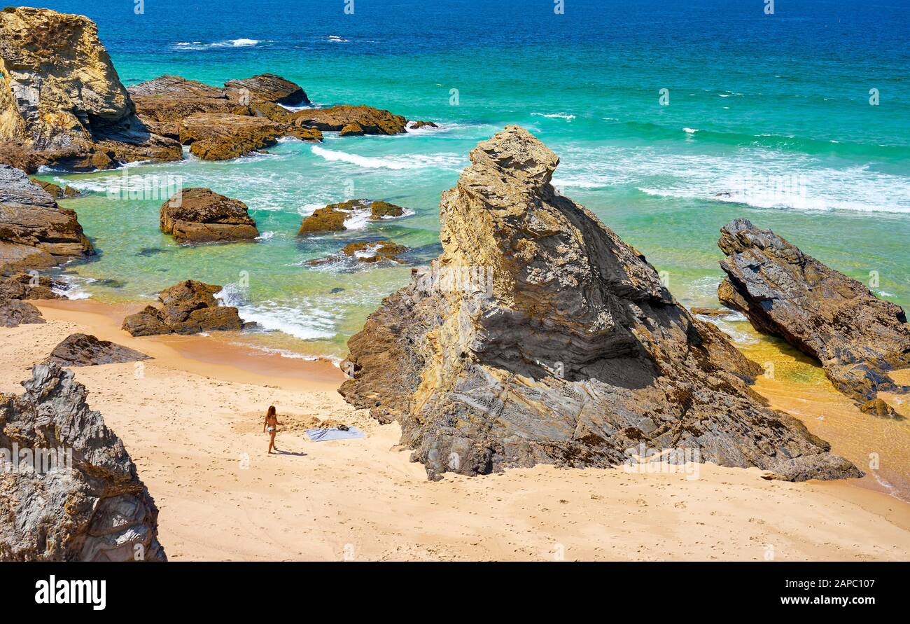 Vasca da bagno spiaggia vicino Porto Covo, Costa Vicentina parco naturale, Portogallo Foto Stock